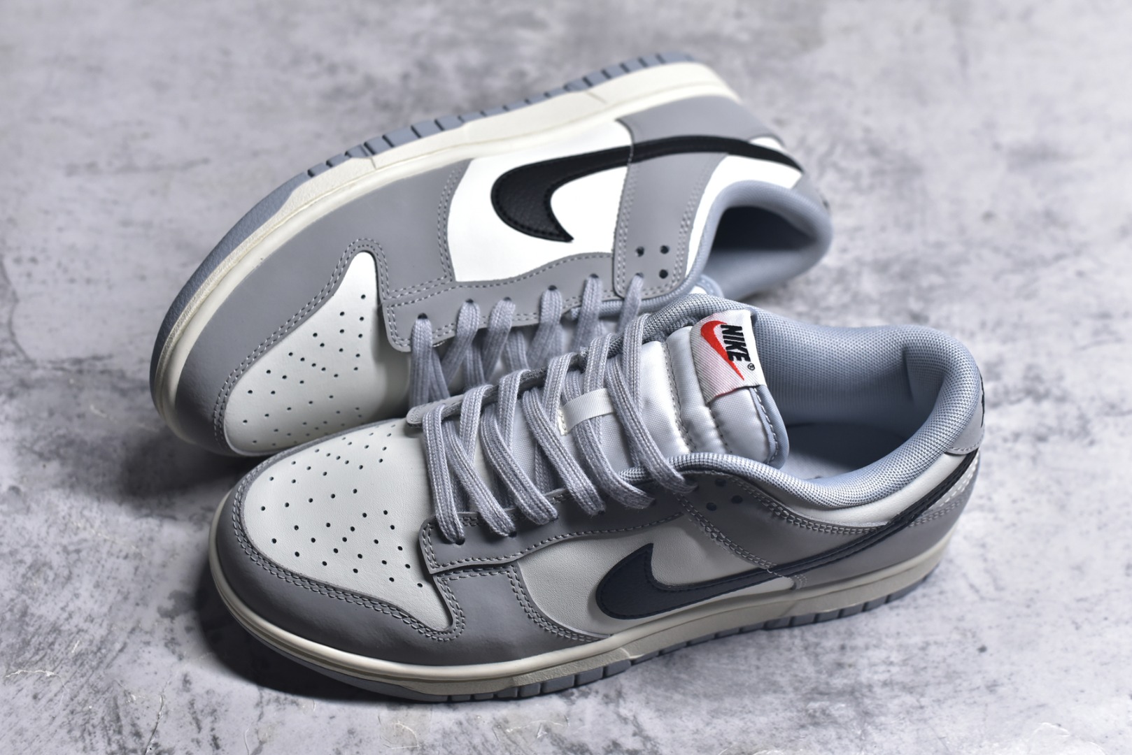 图片[7]-#NK Dunk Low 碳黑灰 IB3079-101 实力大厂出品 新配色陆续开发 利润个位数只为口碑 全套原纸板楦头开发 确保原汁原味 完美呈现DUNK版型 一比一鞋头弧度高度鞋身弧度 此版本只针对中端市场 皮料材质有所更替 其他数据细节工艺流程均保持一致 绝不口嗨 细节品控鞋型随意对比 独家私模官方第六代原厂航空铝磨具打磨大底 鞋头坡度极致还原 无解鞋型 原盒原配 圈内天花板工艺 原厂玻璃冲刀 超高清洁度 全鞋零毛边皮料切割 原厂中底布点胶 中底布拉帮走线遵循公司 尺码：36 36.5 37.5 38 38.5 39 40 40.5 41 42 42.5 43 44 44.5 45 46-选品中心