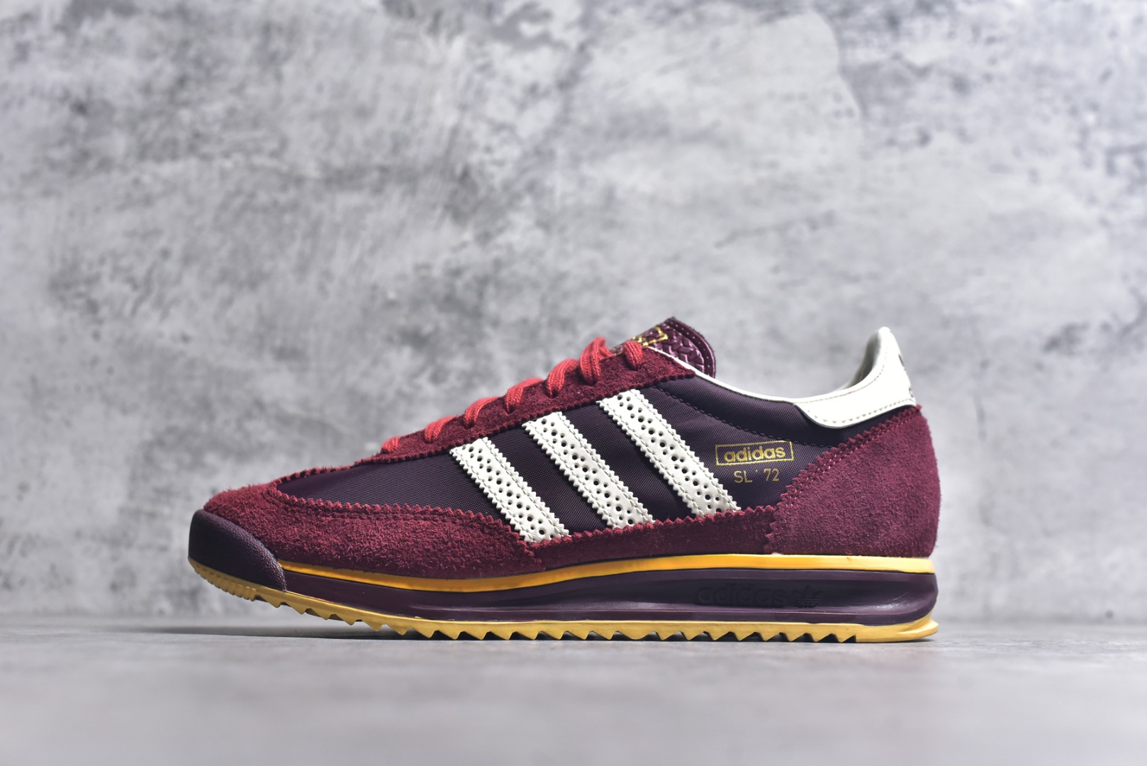 #AD Wmns SL72 OG 系列德训足球风百搭低帮休闲运动板鞋 JQ0989 采用高弹EVA+MODEL+RB三层组合底 区别市面RB一体大底 三层组合鞋底重量与原鞋一致 Originals 将有「T 头鞋」造型的诞生于 1972 年的 SL72 鞋款复刻带回 各位买鞋又有新选择了 1972 年 SL72 问世后 引领了后来阿迪达斯的跑鞋发展方向 其中「SL」代表了 Super Light 彰显了产品轻便的特性 1972 年 SL72 问世后 引领了后来阿迪达斯的跑鞋发展方向 其中「SL」代表了 Super Light 彰显了产品轻便的特性 这次 Originals 延续其轻质经典的基因 带来男女两款 SL72 男生款带来 SL72 RS 鞋型 RS 意为 Reshaped（重塑）鞋款在保留了经典的外观基础上 在尼龙材质里增加了填充物 使鞋型更加挺立和饱满 鞋头则更加圆润 鞋底的 EVA 材质则增加了鞋款的高度 女生款则带来 SL72 OG W 鞋型 OG 顾名思义则是致敬经典款式 相较于 RS（Reshaped）鞋款 鞋身更加纤细 其整体鞋身轮廓、线条、细节、材质上尊崇 70 年代 SL72 的设计 还原经典味道 尺码：36 36⅔ 37⅓ 38 38⅔ 39⅓ 40 40⅔ 41⅓ 42 42⅔ 43⅓ 44 44⅔ 45-选品中心