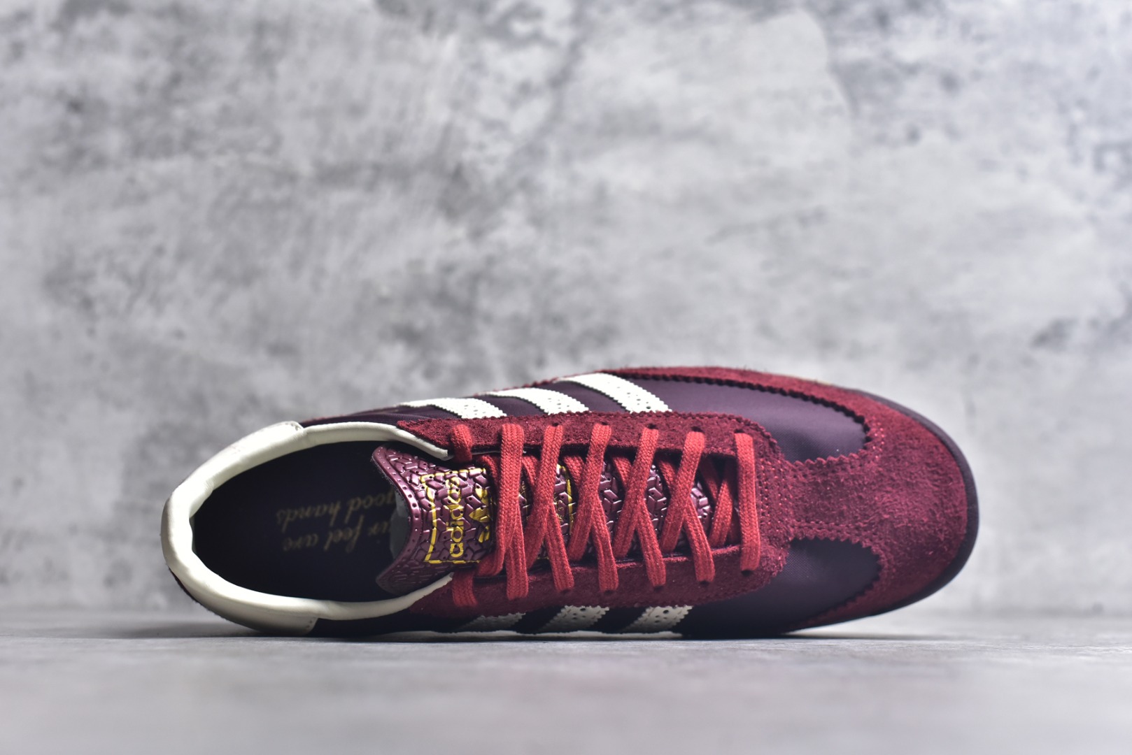 图片[4]-#AD Wmns SL72 OG 系列德训足球风百搭低帮休闲运动板鞋 JQ0989 采用高弹EVA+MODEL+RB三层组合底 区别市面RB一体大底 三层组合鞋底重量与原鞋一致 Originals 将有「T 头鞋」造型的诞生于 1972 年的 SL72 鞋款复刻带回 各位买鞋又有新选择了 1972 年 SL72 问世后 引领了后来阿迪达斯的跑鞋发展方向 其中「SL」代表了 Super Light 彰显了产品轻便的特性 1972 年 SL72 问世后 引领了后来阿迪达斯的跑鞋发展方向 其中「SL」代表了 Super Light 彰显了产品轻便的特性 这次 Originals 延续其轻质经典的基因 带来男女两款 SL72 男生款带来 SL72 RS 鞋型 RS 意为 Reshaped（重塑）鞋款在保留了经典的外观基础上 在尼龙材质里增加了填充物 使鞋型更加挺立和饱满 鞋头则更加圆润 鞋底的 EVA 材质则增加了鞋款的高度 女生款则带来 SL72 OG W 鞋型 OG 顾名思义则是致敬经典款式 相较于 RS（Reshaped）鞋款 鞋身更加纤细 其整体鞋身轮廓、线条、细节、材质上尊崇 70 年代 SL72 的设计 还原经典味道 尺码：36 36⅔ 37⅓ 38 38⅔ 39⅓ 40 40⅔ 41⅓ 42 42⅔ 43⅓ 44 44⅔ 45-选品中心