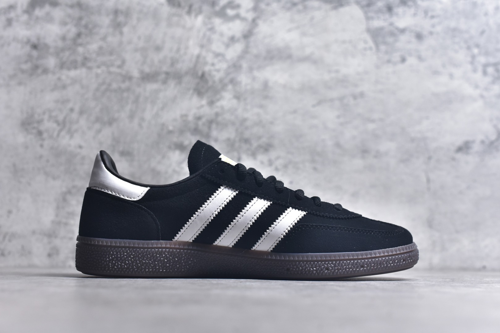 图片[3]-#AD Originals Handball SPZL 手球运动员系列百搭休闲运动板鞋 DB3021 这款来自阿迪达斯的这款HANDBALL SPZL前身是一双手球运动鞋，这一次拿来复刻，所以鞋面的主要色彩选用了黑色， 鞋面外侧除了Spezial字母之外还有三叶草标志。Handball SPZL作为复古手球训练鞋与作为室内足球鞋的Samba有着异曲同工之处，但是质感更为出众的鞋身以及丰富的配色选择比起Samba来讲可以说是更胜一筹了！尺码：35 36 36⅔ 37⅓ 38 38⅔ 39⅓ 40 40⅔ 41⅓ 42 42⅔ 43⅓ 44 45-选品中心