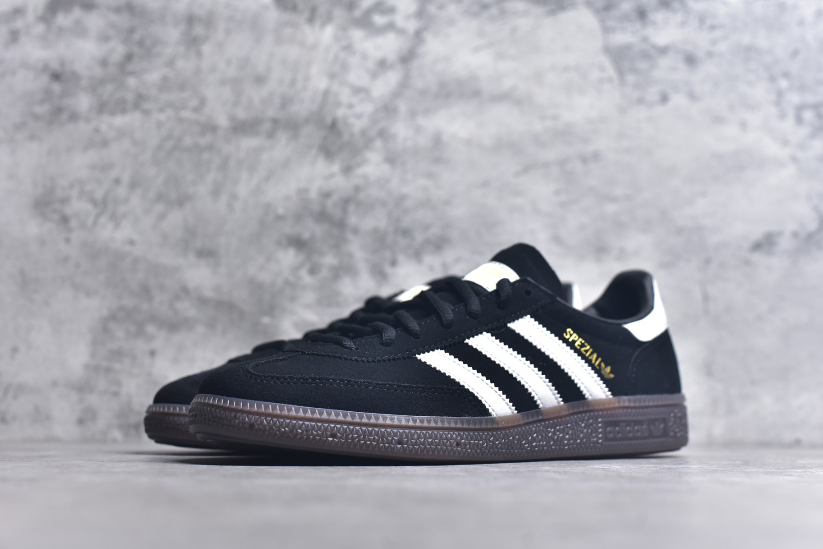 图片[2]-#AD Originals Handball SPZL 手球运动员系列百搭休闲运动板鞋 DB3021 这款来自阿迪达斯的这款HANDBALL SPZL前身是一双手球运动鞋，这一次拿来复刻，所以鞋面的主要色彩选用了黑色， 鞋面外侧除了Spezial字母之外还有三叶草标志。Handball SPZL作为复古手球训练鞋与作为室内足球鞋的Samba有着异曲同工之处，但是质感更为出众的鞋身以及丰富的配色选择比起Samba来讲可以说是更胜一筹了！尺码：35 36 36⅔ 37⅓ 38 38⅔ 39⅓ 40 40⅔ 41⅓ 42 42⅔ 43⅓ 44 45-选品中心