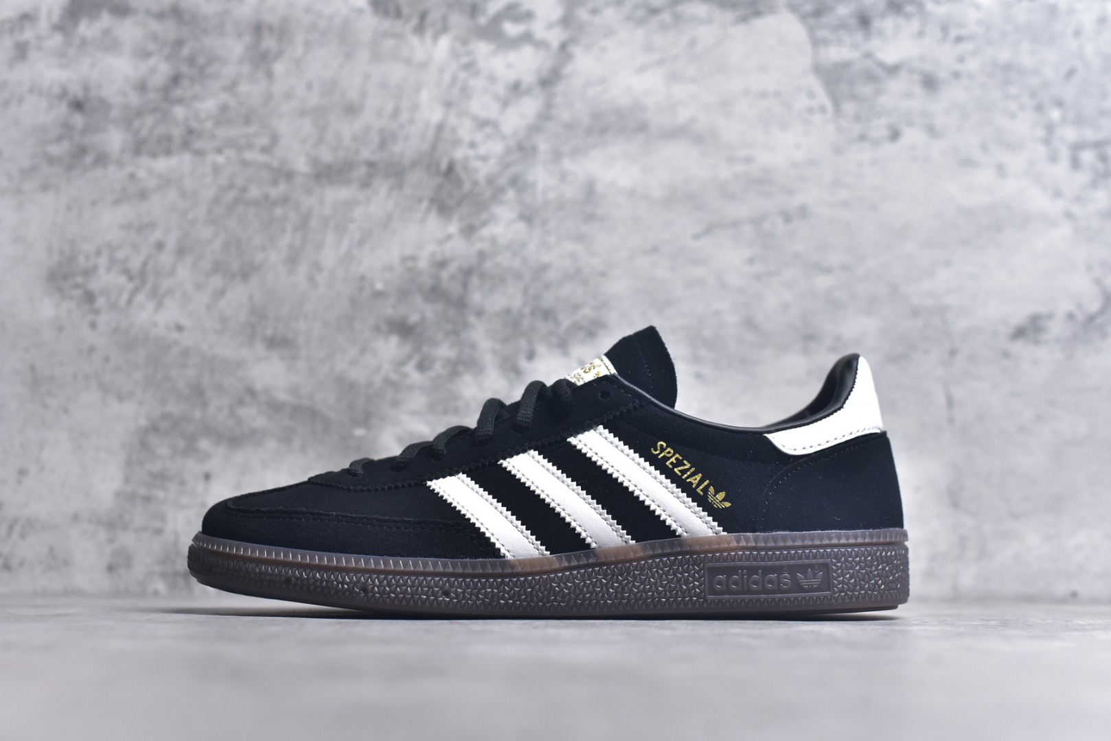 #AD Originals Handball SPZL 手球运动员系列百搭休闲运动板鞋 DB3021 这款来自阿迪达斯的这款HANDBALL SPZL前身是一双手球运动鞋，这一次拿来复刻，所以鞋面的主要色彩选用了黑色， 鞋面外侧除了Spezial字母之外还有三叶草标志。Handball SPZL作为复古手球训练鞋与作为室内足球鞋的Samba有着异曲同工之处，但是质感更为出众的鞋身以及丰富的配色选择比起Samba来讲可以说是更胜一筹了！尺码：35 36 36⅔ 37⅓ 38 38⅔ 39⅓ 40 40⅔ 41⅓ 42 42⅔ 43⅓ 44 45-选品中心