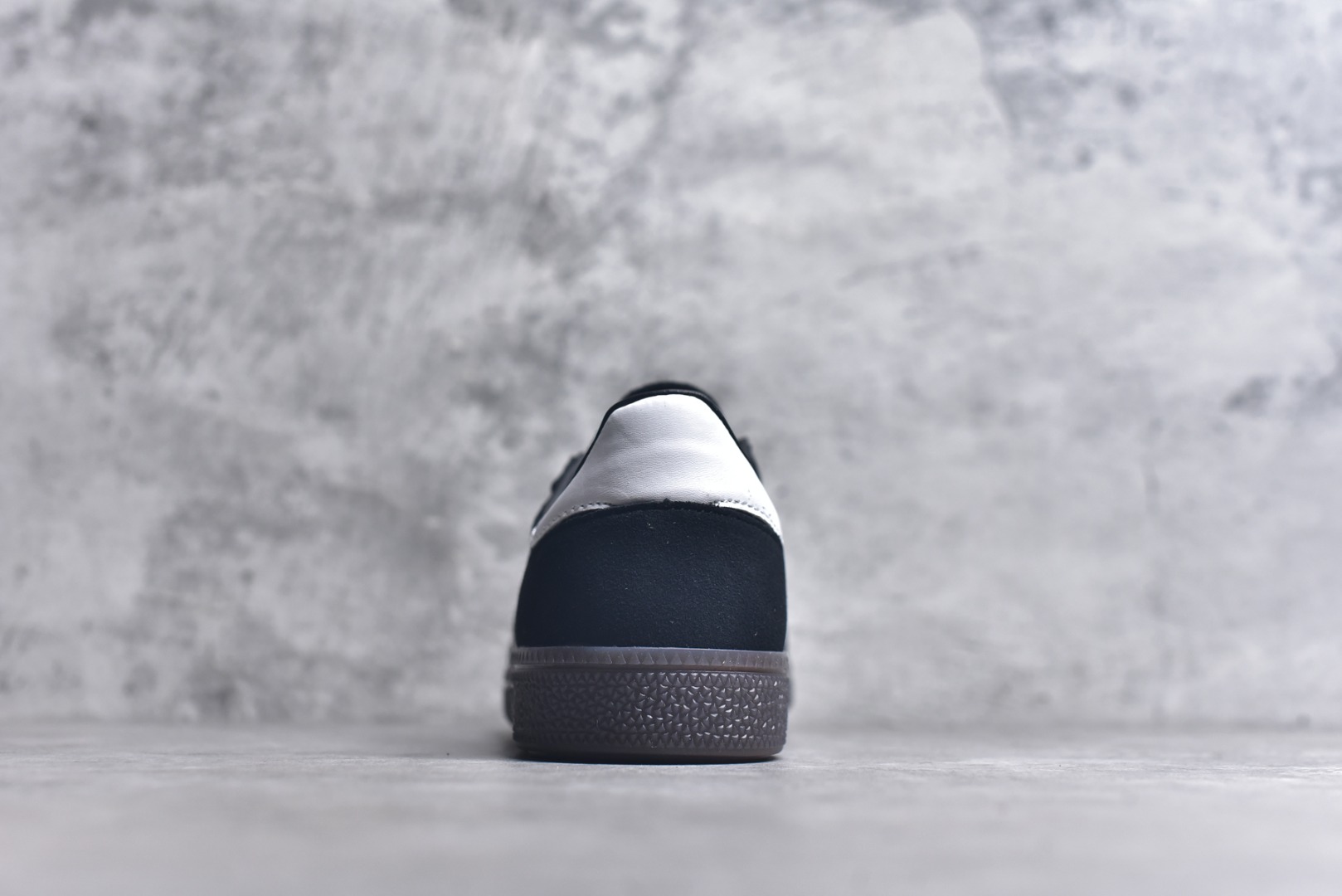 图片[5]-#AD Originals Handball SPZL 手球运动员系列百搭休闲运动板鞋 DB3021 这款来自阿迪达斯的这款HANDBALL SPZL前身是一双手球运动鞋，这一次拿来复刻，所以鞋面的主要色彩选用了黑色， 鞋面外侧除了Spezial字母之外还有三叶草标志。Handball SPZL作为复古手球训练鞋与作为室内足球鞋的Samba有着异曲同工之处，但是质感更为出众的鞋身以及丰富的配色选择比起Samba来讲可以说是更胜一筹了！尺码：35 36 36⅔ 37⅓ 38 38⅔ 39⅓ 40 40⅔ 41⅓ 42 42⅔ 43⅓ 44 45-选品中心