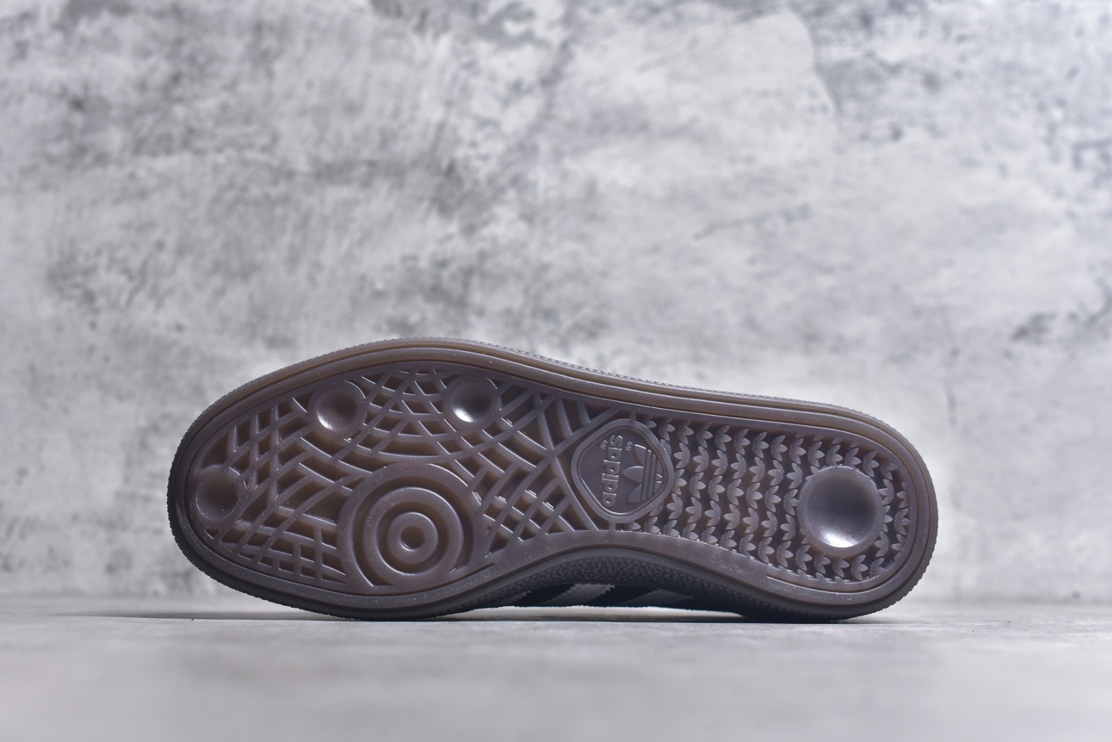 图片[6]-#AD Originals Handball SPZL 手球运动员系列百搭休闲运动板鞋 DB3021 这款来自阿迪达斯的这款HANDBALL SPZL前身是一双手球运动鞋，这一次拿来复刻，所以鞋面的主要色彩选用了黑色， 鞋面外侧除了Spezial字母之外还有三叶草标志。Handball SPZL作为复古手球训练鞋与作为室内足球鞋的Samba有着异曲同工之处，但是质感更为出众的鞋身以及丰富的配色选择比起Samba来讲可以说是更胜一筹了！尺码：35 36 36⅔ 37⅓ 38 38⅔ 39⅓ 40 40⅔ 41⅓ 42 42⅔ 43⅓ 44 45-选品中心