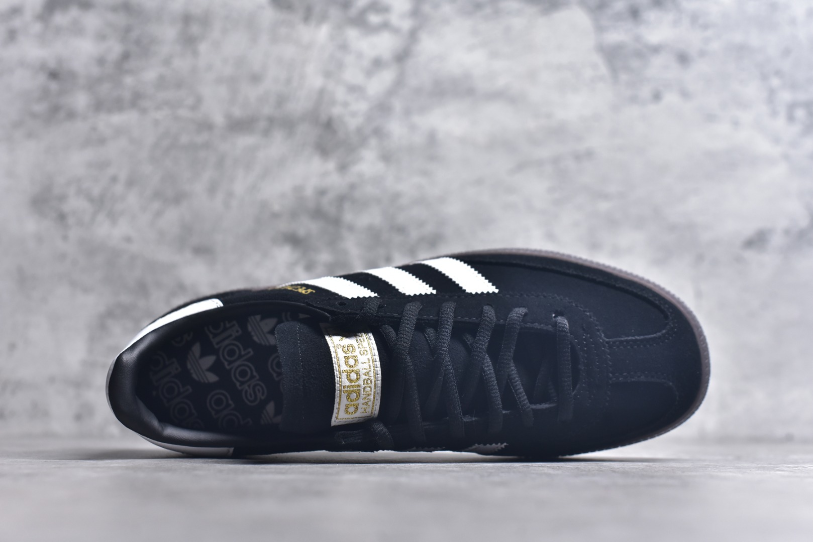 图片[4]-#AD Originals Handball SPZL 手球运动员系列百搭休闲运动板鞋 DB3021 这款来自阿迪达斯的这款HANDBALL SPZL前身是一双手球运动鞋，这一次拿来复刻，所以鞋面的主要色彩选用了黑色， 鞋面外侧除了Spezial字母之外还有三叶草标志。Handball SPZL作为复古手球训练鞋与作为室内足球鞋的Samba有着异曲同工之处，但是质感更为出众的鞋身以及丰富的配色选择比起Samba来讲可以说是更胜一筹了！尺码：35 36 36⅔ 37⅓ 38 38⅔ 39⅓ 40 40⅔ 41⅓ 42 42⅔ 43⅓ 44 45-选品中心
