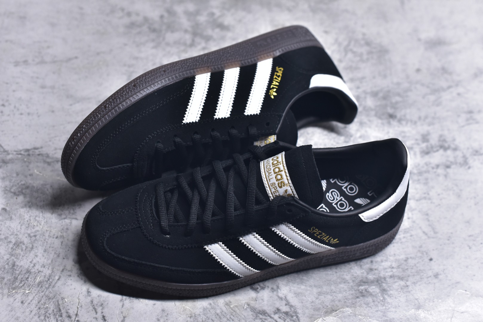 图片[7]-#AD Originals Handball SPZL 手球运动员系列百搭休闲运动板鞋 DB3021 这款来自阿迪达斯的这款HANDBALL SPZL前身是一双手球运动鞋，这一次拿来复刻，所以鞋面的主要色彩选用了黑色， 鞋面外侧除了Spezial字母之外还有三叶草标志。Handball SPZL作为复古手球训练鞋与作为室内足球鞋的Samba有着异曲同工之处，但是质感更为出众的鞋身以及丰富的配色选择比起Samba来讲可以说是更胜一筹了！尺码：35 36 36⅔ 37⅓ 38 38⅔ 39⅓ 40 40⅔ 41⅓ 42 42⅔ 43⅓ 44 45-选品中心