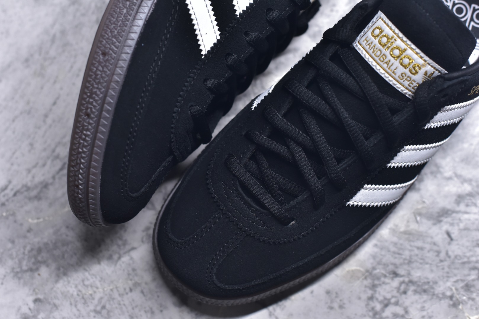 图片[8]-#AD Originals Handball SPZL 手球运动员系列百搭休闲运动板鞋 DB3021 这款来自阿迪达斯的这款HANDBALL SPZL前身是一双手球运动鞋，这一次拿来复刻，所以鞋面的主要色彩选用了黑色， 鞋面外侧除了Spezial字母之外还有三叶草标志。Handball SPZL作为复古手球训练鞋与作为室内足球鞋的Samba有着异曲同工之处，但是质感更为出众的鞋身以及丰富的配色选择比起Samba来讲可以说是更胜一筹了！尺码：35 36 36⅔ 37⅓ 38 38⅔ 39⅓ 40 40⅔ 41⅓ 42 42⅔ 43⅓ 44 45-选品中心