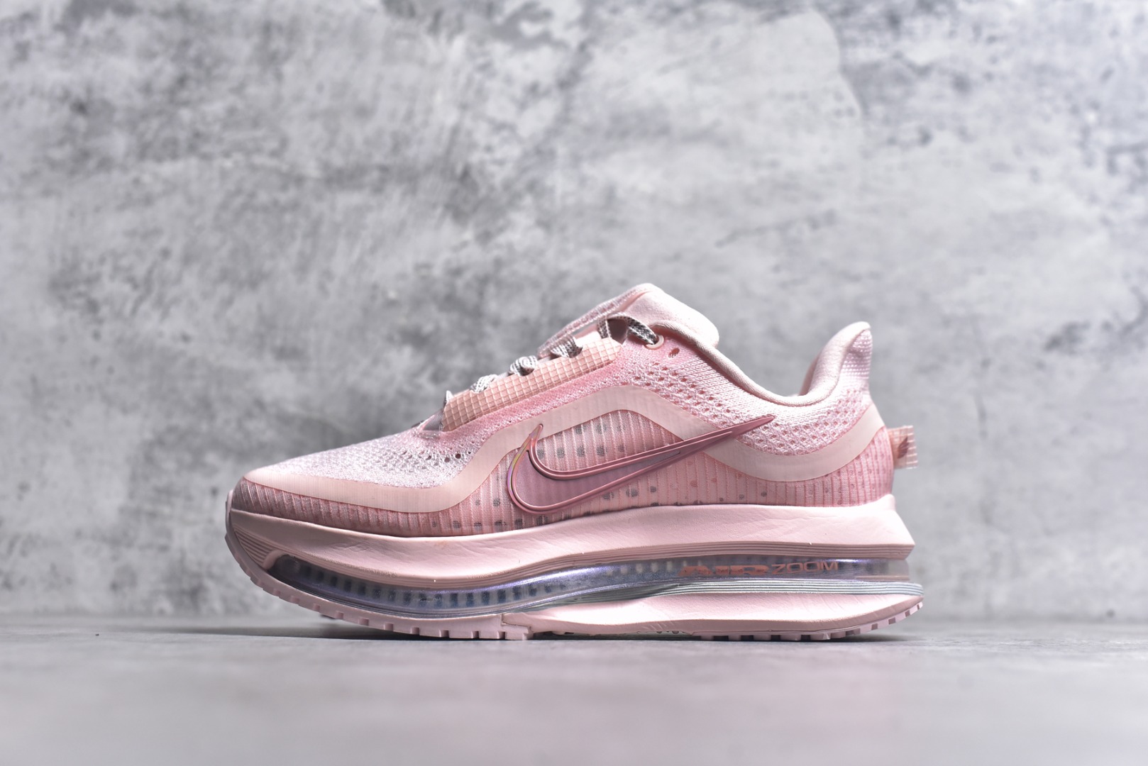 #NK Pegasus Premium 飞马全掌气垫跑步运动鞋 HQ2593-601 气垫的究极进化 NIKE 2025S 新王炸 • 在特有Air科技加持下，耐克带来全新Pegasus Premium。这款跑鞋在传承耐克飞马（Pegasus）系列标志性的缓震功能的同时，将首次搭载耐克的塑型可视化Air Zoom气垫单元。• 塑型Air Zoom气垫单元贴合脚部的自然轮廓，帮助跑者在从后跟到脚趾的过渡中能够有效传递力量，带来一种前所未有的轻盈、顺畅回馈体验。中底采用ZoomX泡绵，后跟则使用ReactX泡绵，为跑者提供稳定流畅的推进感。• 塑型可视化Air Zoom气垫单元和精心配置的泡绵组合，让Pegasus Premium成为耐克飞马系列中颇具能量回馈的鞋款。• 全新Pegasus Premium不仅展示了耐克势头强劲的创新周期，证明了其特有的Air科技的强大实力，更体现了耐克倾听和服务运动员的能力。尺码：36 36.5 37.5 38 38.5 39 40 40.5 41 42 42.5 43 44 44.5 45-选品中心