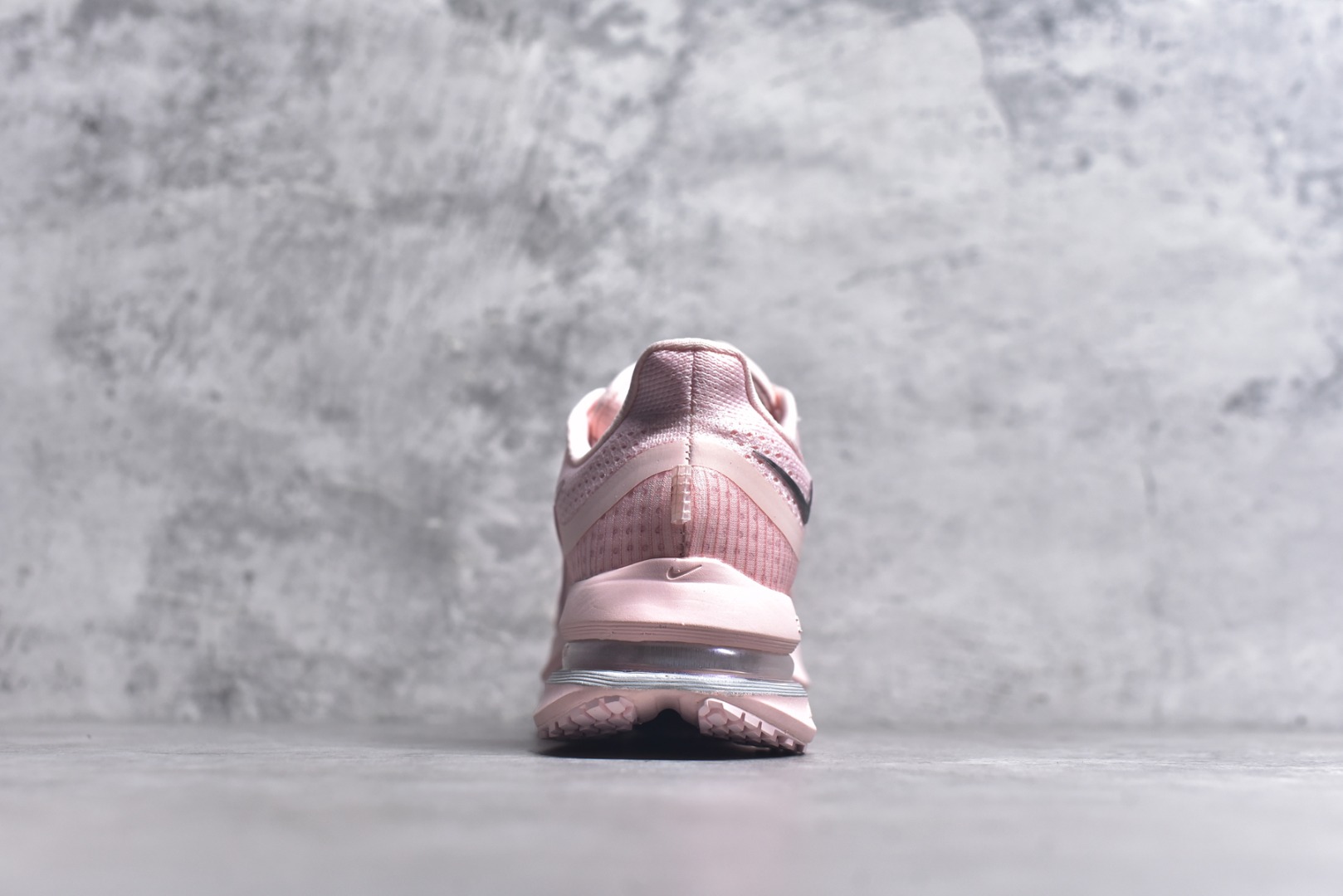 图片[5]-#NK Pegasus Premium 飞马全掌气垫跑步运动鞋 HQ2593-601 气垫的究极进化 NIKE 2025S 新王炸 • 在特有Air科技加持下，耐克带来全新Pegasus Premium。这款跑鞋在传承耐克飞马（Pegasus）系列标志性的缓震功能的同时，将首次搭载耐克的塑型可视化Air Zoom气垫单元。• 塑型Air Zoom气垫单元贴合脚部的自然轮廓，帮助跑者在从后跟到脚趾的过渡中能够有效传递力量，带来一种前所未有的轻盈、顺畅回馈体验。中底采用ZoomX泡绵，后跟则使用ReactX泡绵，为跑者提供稳定流畅的推进感。• 塑型可视化Air Zoom气垫单元和精心配置的泡绵组合，让Pegasus Premium成为耐克飞马系列中颇具能量回馈的鞋款。• 全新Pegasus Premium不仅展示了耐克势头强劲的创新周期，证明了其特有的Air科技的强大实力，更体现了耐克倾听和服务运动员的能力。尺码：36 36.5 37.5 38 38.5 39 40 40.5 41 42 42.5 43 44 44.5 45-选品中心