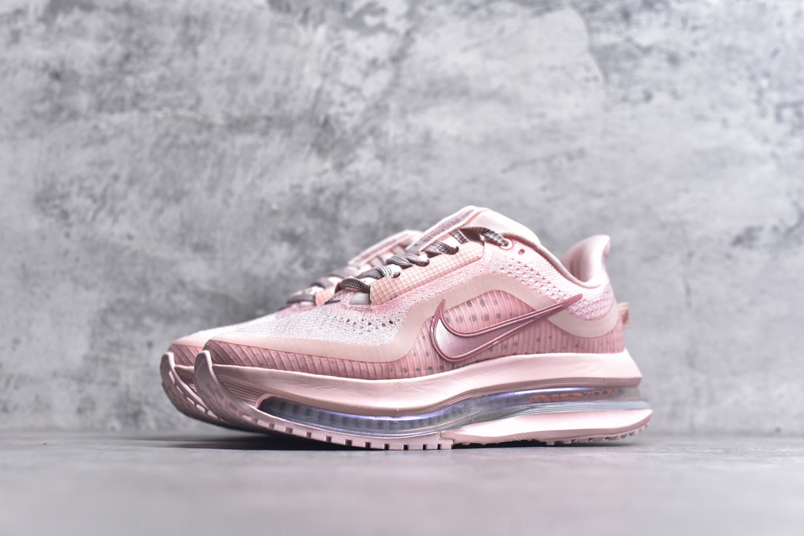 图片[2]-#NK Pegasus Premium 飞马全掌气垫跑步运动鞋 HQ2593-601 气垫的究极进化 NIKE 2025S 新王炸 • 在特有Air科技加持下，耐克带来全新Pegasus Premium。这款跑鞋在传承耐克飞马（Pegasus）系列标志性的缓震功能的同时，将首次搭载耐克的塑型可视化Air Zoom气垫单元。• 塑型Air Zoom气垫单元贴合脚部的自然轮廓，帮助跑者在从后跟到脚趾的过渡中能够有效传递力量，带来一种前所未有的轻盈、顺畅回馈体验。中底采用ZoomX泡绵，后跟则使用ReactX泡绵，为跑者提供稳定流畅的推进感。• 塑型可视化Air Zoom气垫单元和精心配置的泡绵组合，让Pegasus Premium成为耐克飞马系列中颇具能量回馈的鞋款。• 全新Pegasus Premium不仅展示了耐克势头强劲的创新周期，证明了其特有的Air科技的强大实力，更体现了耐克倾听和服务运动员的能力。尺码：36 36.5 37.5 38 38.5 39 40 40.5 41 42 42.5 43 44 44.5 45-选品中心
