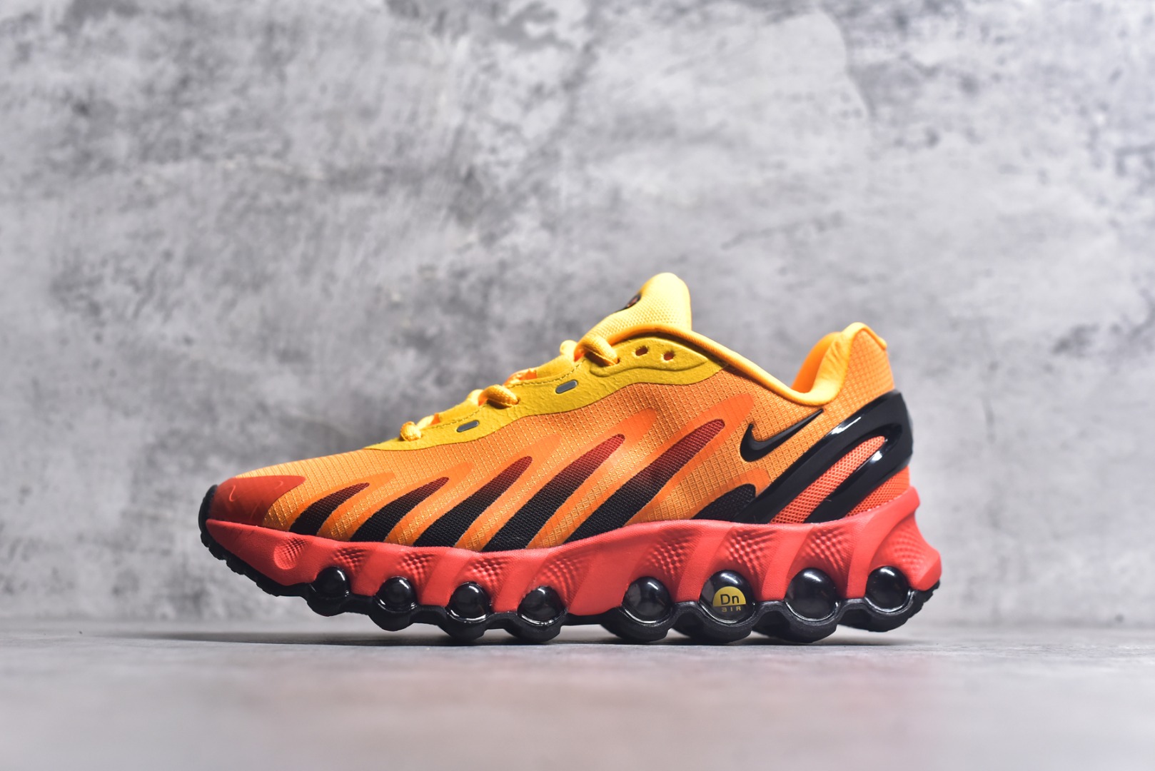 #Nike Air Max Dn8 舒适减震防滑耐磨低帮跑步鞋 男女同款 Nike 旗下 Air Max 家族正式迎来最新成员 Air Max DN8，此鞋款旨在透过 Dynamic Air 技术提升全天穿着体验，当中首次采用了全掌 Dynamic Air 系统，内置两组 Air 气垫，并透过八条互相连通的气管形成持续的气压循环，让每一步都更具弹性与灵活度。 货号：FQ7860-800 尺码：36 37.5 38 39 40 41 42 43 44 45-选品中心