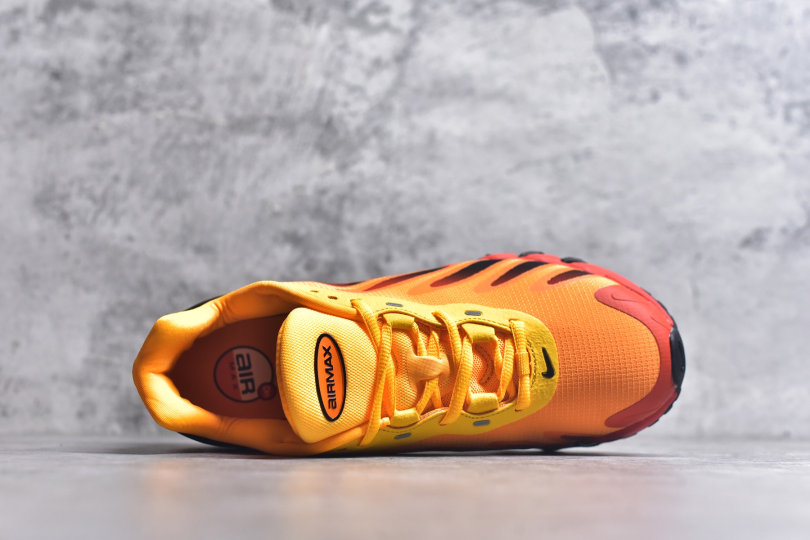 图片[4]-#Nike Air Max Dn8 舒适减震防滑耐磨低帮跑步鞋 男女同款 Nike 旗下 Air Max 家族正式迎来最新成员 Air Max DN8，此鞋款旨在透过 Dynamic Air 技术提升全天穿着体验，当中首次采用了全掌 Dynamic Air 系统，内置两组 Air 气垫，并透过八条互相连通的气管形成持续的气压循环，让每一步都更具弹性与灵活度。 货号：FQ7860-800 尺码：36 37.5 38 39 40 41 42 43 44 45-选品中心