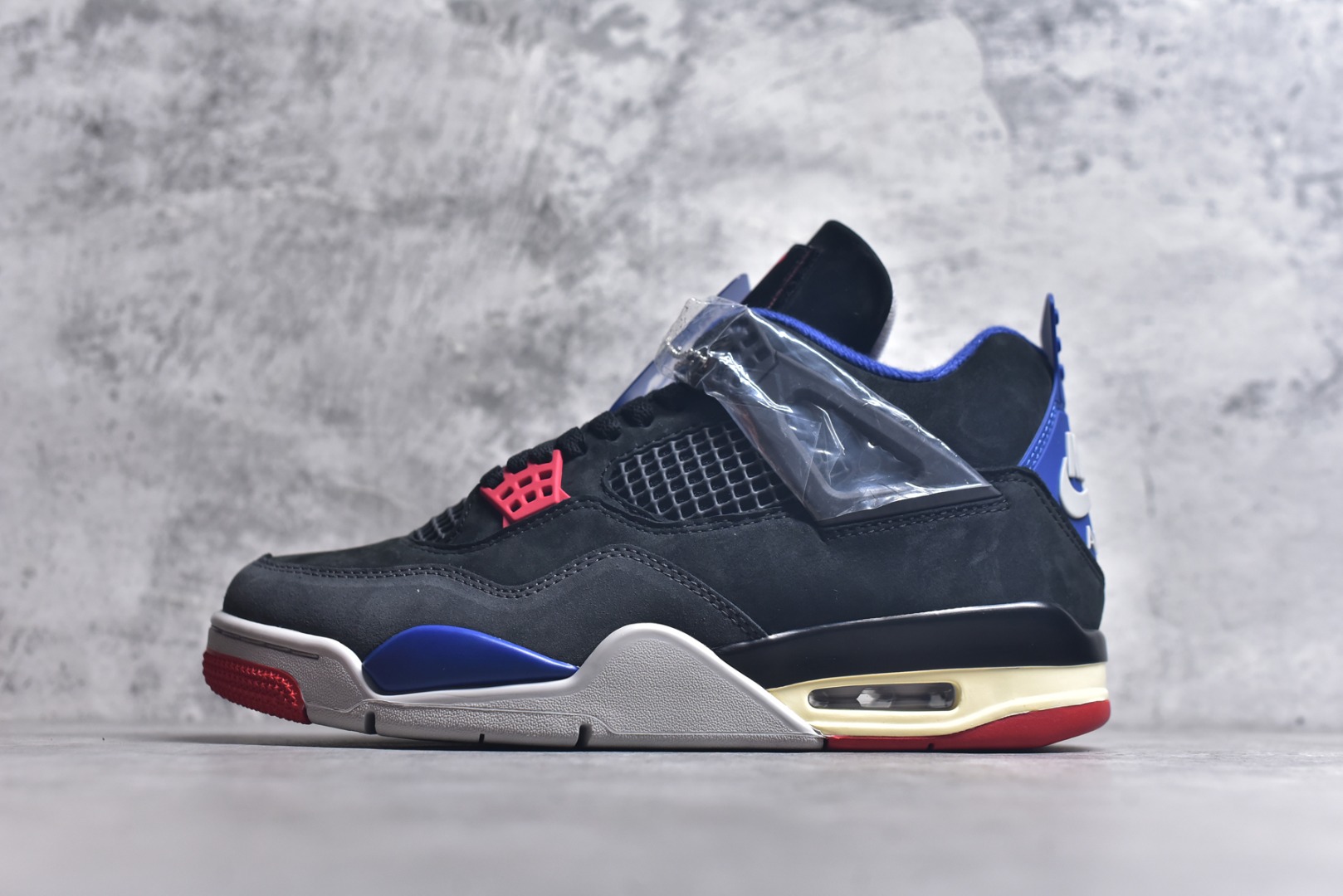 #Air Jordan AJ4 Rare Air Laser 稀有空气 黑蓝红 FV5029-003 圈内最强四代 独家外贸特供尺码含 45.5 49.5 50.5 耗时半年巨作 全套原纸板楦头开发 原厂特供皮料加持 确保原汁原味 完美呈现四代版型 一比一鞋头弧度高度鞋身弧度 数据细节工艺流程均保持原鞋一致 原厂TPU网格鞋带扣 正确内里网布 菱角分明不变形无多余毛边 柔软性质感一致于原鞋 市场唯一原厂鞋扣模具 背面可见隐藏注塑口 原厂织唛标 原厂飞人电绣工艺 尾指中部跳三针 独家绑鞋带手法 印刷中底布 四线拉帮 米色美纹纸贴合固定 进口港宝加持 后跟自然饱满 全鞋荧光划线卡点 追求极致完美 每一双都是工艺品 多重QC质检 超越公司货的品控标准 实实在在的免检产品 尺码：40 40.5 41 42 42.5 43 44 44.5 45 45.5 46 47.5 48.5-选品中心