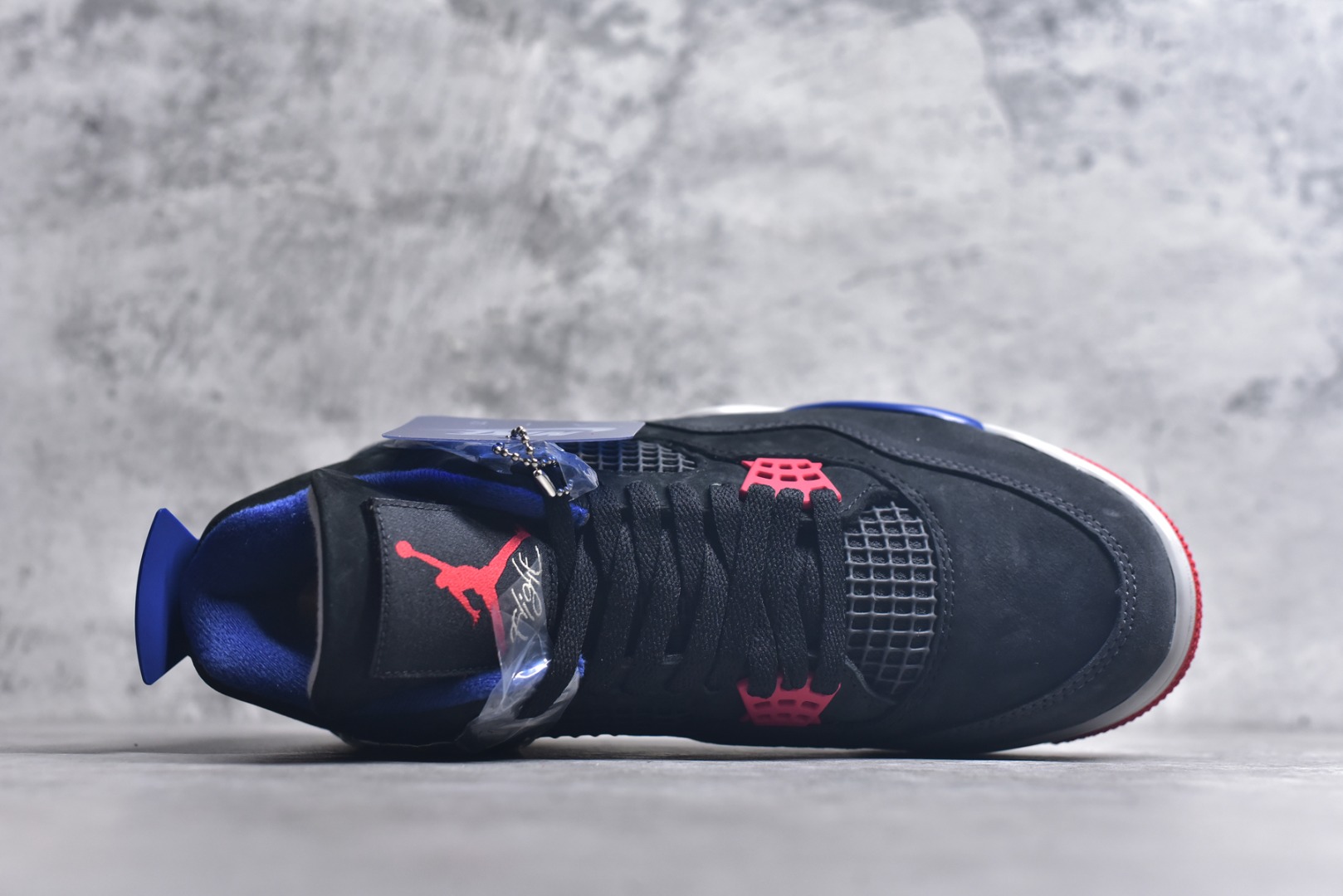 图片[4]-#Air Jordan AJ4 Rare Air Laser 稀有空气 黑蓝红 FV5029-003 圈内最强四代 独家外贸特供尺码含 45.5 49.5 50.5 耗时半年巨作 全套原纸板楦头开发 原厂特供皮料加持 确保原汁原味 完美呈现四代版型 一比一鞋头弧度高度鞋身弧度 数据细节工艺流程均保持原鞋一致 原厂TPU网格鞋带扣 正确内里网布 菱角分明不变形无多余毛边 柔软性质感一致于原鞋 市场唯一原厂鞋扣模具 背面可见隐藏注塑口 原厂织唛标 原厂飞人电绣工艺 尾指中部跳三针 独家绑鞋带手法 印刷中底布 四线拉帮 米色美纹纸贴合固定 进口港宝加持 后跟自然饱满 全鞋荧光划线卡点 追求极致完美 每一双都是工艺品 多重QC质检 超越公司货的品控标准 实实在在的免检产品 尺码：40 40.5 41 42 42.5 43 44 44.5 45 45.5 46 47.5 48.5-选品中心