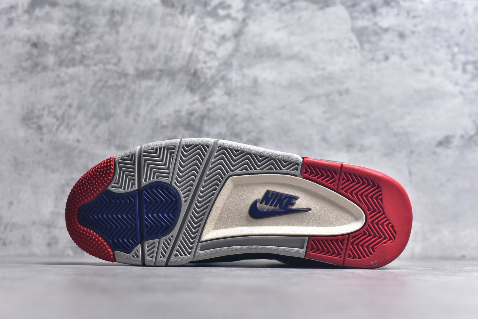 图片[6]-#Air Jordan AJ4 Rare Air Laser 稀有空气 黑蓝红 FV5029-003 圈内最强四代 独家外贸特供尺码含 45.5 49.5 50.5 耗时半年巨作 全套原纸板楦头开发 原厂特供皮料加持 确保原汁原味 完美呈现四代版型 一比一鞋头弧度高度鞋身弧度 数据细节工艺流程均保持原鞋一致 原厂TPU网格鞋带扣 正确内里网布 菱角分明不变形无多余毛边 柔软性质感一致于原鞋 市场唯一原厂鞋扣模具 背面可见隐藏注塑口 原厂织唛标 原厂飞人电绣工艺 尾指中部跳三针 独家绑鞋带手法 印刷中底布 四线拉帮 米色美纹纸贴合固定 进口港宝加持 后跟自然饱满 全鞋荧光划线卡点 追求极致完美 每一双都是工艺品 多重QC质检 超越公司货的品控标准 实实在在的免检产品 尺码：40 40.5 41 42 42.5 43 44 44.5 45 45.5 46 47.5 48.5-选品中心