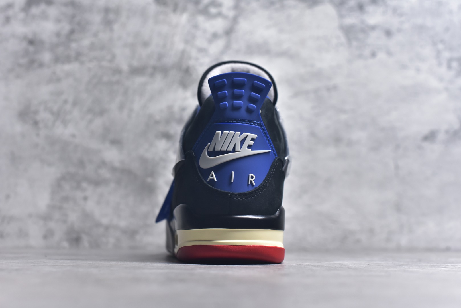 图片[5]-#Air Jordan AJ4 Rare Air Laser 稀有空气 黑蓝红 FV5029-003 圈内最强四代 独家外贸特供尺码含 45.5 49.5 50.5 耗时半年巨作 全套原纸板楦头开发 原厂特供皮料加持 确保原汁原味 完美呈现四代版型 一比一鞋头弧度高度鞋身弧度 数据细节工艺流程均保持原鞋一致 原厂TPU网格鞋带扣 正确内里网布 菱角分明不变形无多余毛边 柔软性质感一致于原鞋 市场唯一原厂鞋扣模具 背面可见隐藏注塑口 原厂织唛标 原厂飞人电绣工艺 尾指中部跳三针 独家绑鞋带手法 印刷中底布 四线拉帮 米色美纹纸贴合固定 进口港宝加持 后跟自然饱满 全鞋荧光划线卡点 追求极致完美 每一双都是工艺品 多重QC质检 超越公司货的品控标准 实实在在的免检产品 尺码：40 40.5 41 42 42.5 43 44 44.5 45 45.5 46 47.5 48.5-选品中心