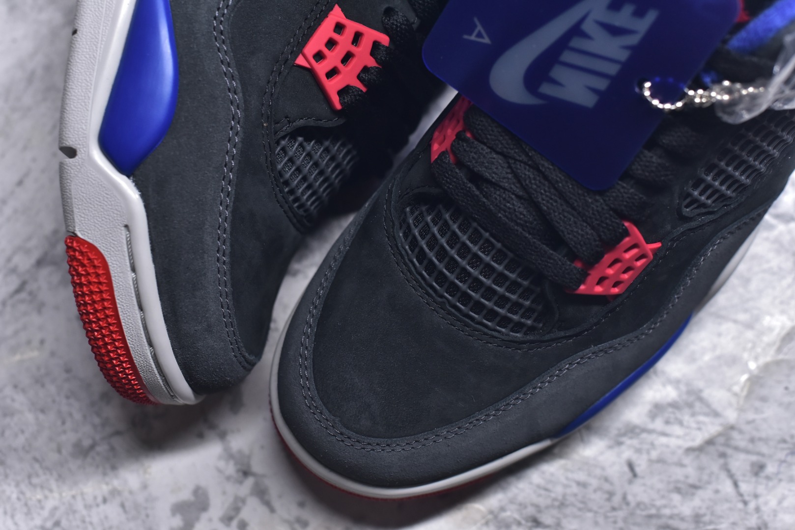 图片[8]-#Air Jordan AJ4 Rare Air Laser 稀有空气 黑蓝红 FV5029-003 圈内最强四代 独家外贸特供尺码含 45.5 49.5 50.5 耗时半年巨作 全套原纸板楦头开发 原厂特供皮料加持 确保原汁原味 完美呈现四代版型 一比一鞋头弧度高度鞋身弧度 数据细节工艺流程均保持原鞋一致 原厂TPU网格鞋带扣 正确内里网布 菱角分明不变形无多余毛边 柔软性质感一致于原鞋 市场唯一原厂鞋扣模具 背面可见隐藏注塑口 原厂织唛标 原厂飞人电绣工艺 尾指中部跳三针 独家绑鞋带手法 印刷中底布 四线拉帮 米色美纹纸贴合固定 进口港宝加持 后跟自然饱满 全鞋荧光划线卡点 追求极致完美 每一双都是工艺品 多重QC质检 超越公司货的品控标准 实实在在的免检产品 尺码：40 40.5 41 42 42.5 43 44 44.5 45 45.5 46 47.5 48.5-选品中心