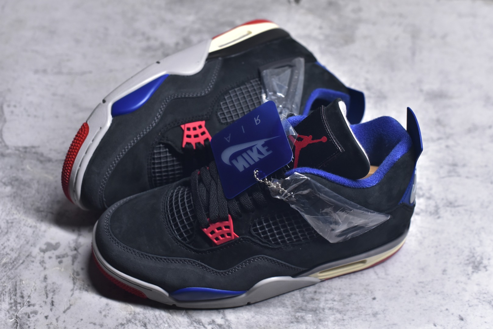图片[7]-#Air Jordan AJ4 Rare Air Laser 稀有空气 黑蓝红 FV5029-003 圈内最强四代 独家外贸特供尺码含 45.5 49.5 50.5 耗时半年巨作 全套原纸板楦头开发 原厂特供皮料加持 确保原汁原味 完美呈现四代版型 一比一鞋头弧度高度鞋身弧度 数据细节工艺流程均保持原鞋一致 原厂TPU网格鞋带扣 正确内里网布 菱角分明不变形无多余毛边 柔软性质感一致于原鞋 市场唯一原厂鞋扣模具 背面可见隐藏注塑口 原厂织唛标 原厂飞人电绣工艺 尾指中部跳三针 独家绑鞋带手法 印刷中底布 四线拉帮 米色美纹纸贴合固定 进口港宝加持 后跟自然饱满 全鞋荧光划线卡点 追求极致完美 每一双都是工艺品 多重QC质检 超越公司货的品控标准 实实在在的免检产品 尺码：40 40.5 41 42 42.5 43 44 44.5 45 45.5 46 47.5 48.5-选品中心