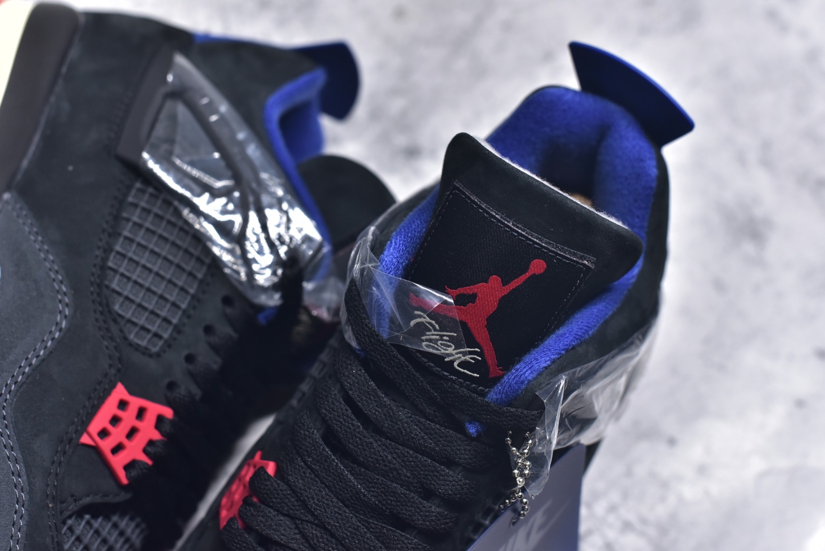 图片[9]-#Air Jordan AJ4 Rare Air Laser 稀有空气 黑蓝红 FV5029-003 圈内最强四代 独家外贸特供尺码含 45.5 49.5 50.5 耗时半年巨作 全套原纸板楦头开发 原厂特供皮料加持 确保原汁原味 完美呈现四代版型 一比一鞋头弧度高度鞋身弧度 数据细节工艺流程均保持原鞋一致 原厂TPU网格鞋带扣 正确内里网布 菱角分明不变形无多余毛边 柔软性质感一致于原鞋 市场唯一原厂鞋扣模具 背面可见隐藏注塑口 原厂织唛标 原厂飞人电绣工艺 尾指中部跳三针 独家绑鞋带手法 印刷中底布 四线拉帮 米色美纹纸贴合固定 进口港宝加持 后跟自然饱满 全鞋荧光划线卡点 追求极致完美 每一双都是工艺品 多重QC质检 超越公司货的品控标准 实实在在的免检产品 尺码：40 40.5 41 42 42.5 43 44 44.5 45 45.5 46 47.5 48.5-选品中心