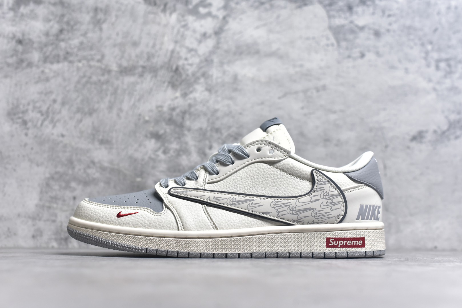 #Travis Scott x Fragment Design x Air Jordan 1 Low OG SP AJ1 乔1 多重灰勾 低帮文化休闲板鞋 XS7089-598 #多方联名合作融合了Travis Scott 独特的音乐风格，藤原浩个性的设计风格以及Jordan品牌的经典元素 使其成为一双具有独特身份和价值的鞋子 清新而立体的外观加上联名标识更突出了其独特身份 这种配色方案显示出活力和时尚感 在视觉上引人注目 鞋身的质感和细腻的细节处理使其显得高端而格调十足 这款“倒钩”联名是设计与创意完美结合 融合多方的个性风格是一款备受瞩目的潮流鞋款 尺码：36 36.5 37.5 38 38.5 39 40 40.5 41 42 42.5 43 44 44.5 45 9.E5-选品中心