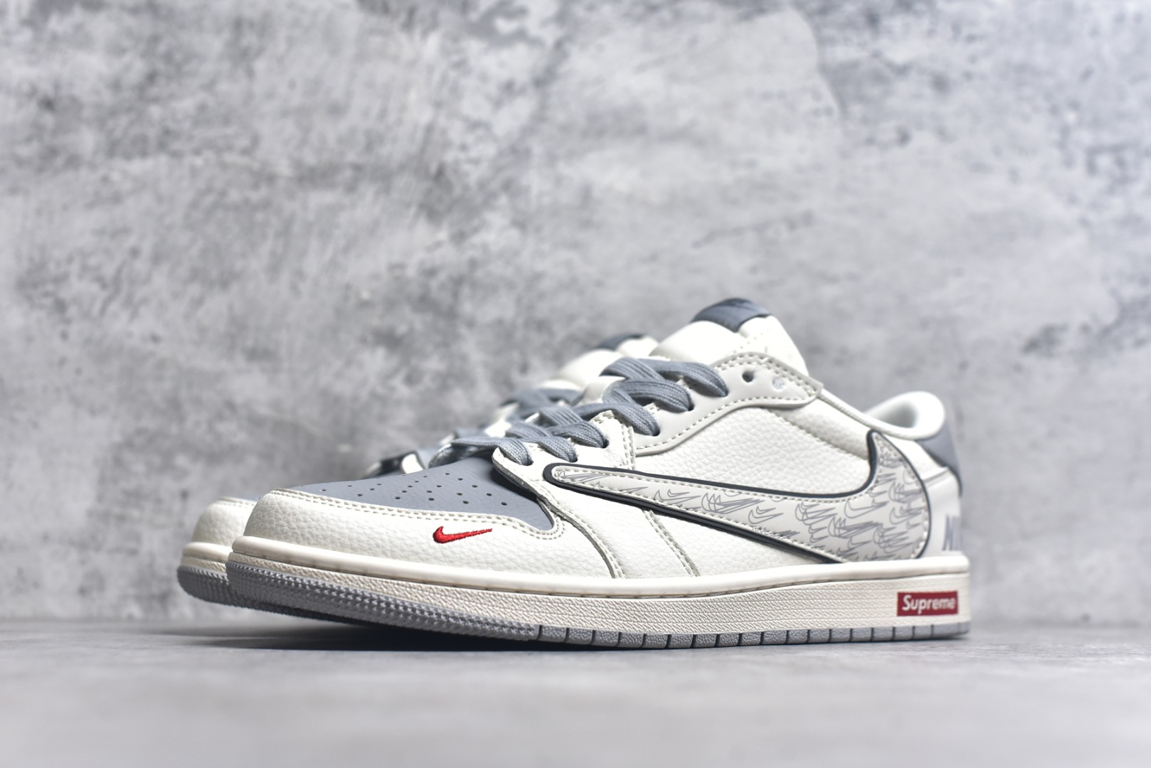 图片[2]-#Travis Scott x Fragment Design x Air Jordan 1 Low OG SP AJ1 乔1 多重灰勾 低帮文化休闲板鞋 XS7089-598 #多方联名合作融合了Travis Scott 独特的音乐风格，藤原浩个性的设计风格以及Jordan品牌的经典元素 使其成为一双具有独特身份和价值的鞋子 清新而立体的外观加上联名标识更突出了其独特身份 这种配色方案显示出活力和时尚感 在视觉上引人注目 鞋身的质感和细腻的细节处理使其显得高端而格调十足 这款“倒钩”联名是设计与创意完美结合 融合多方的个性风格是一款备受瞩目的潮流鞋款 尺码：36 36.5 37.5 38 38.5 39 40 40.5 41 42 42.5 43 44 44.5 45 9.E5-选品中心