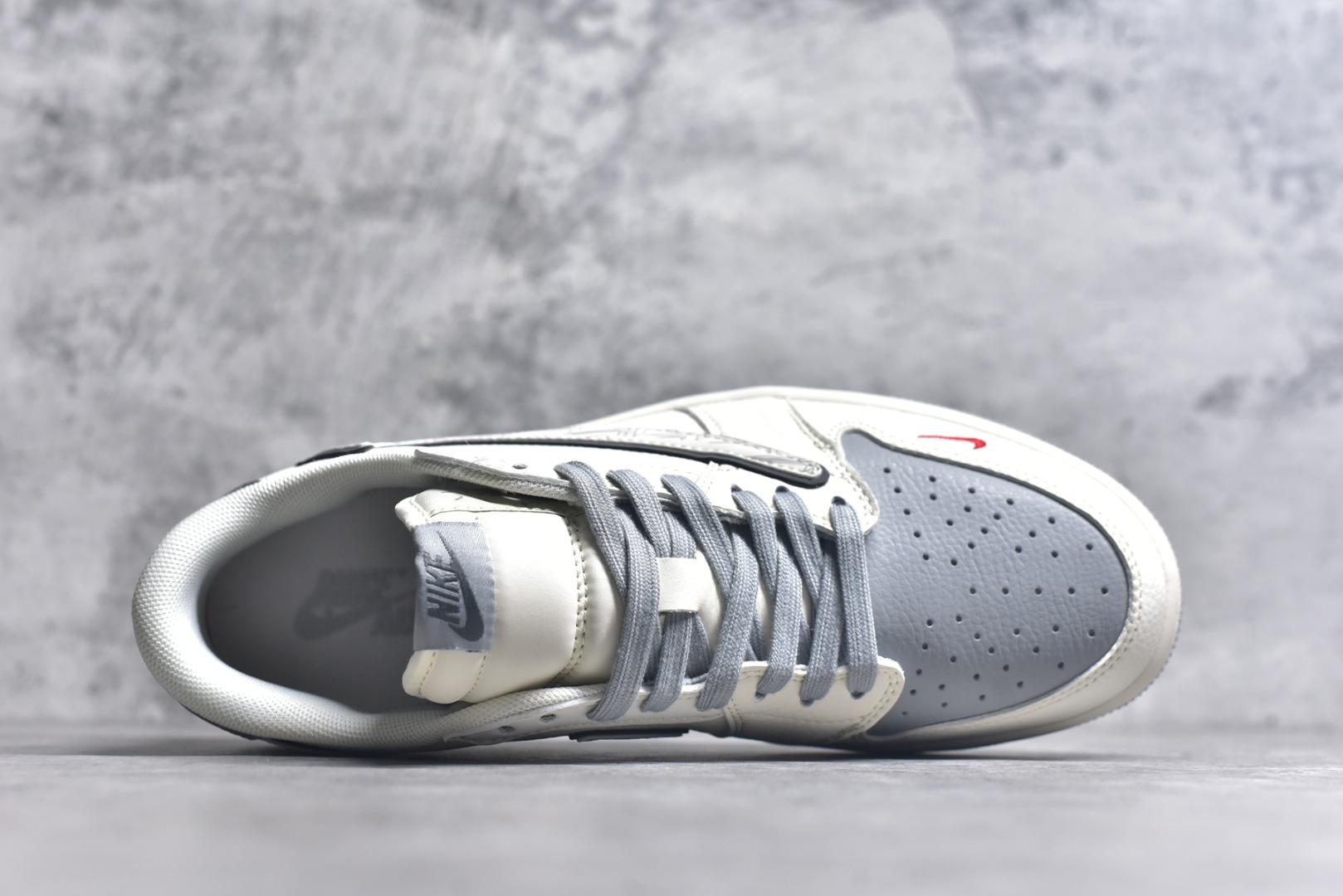 图片[4]-#Travis Scott x Fragment Design x Air Jordan 1 Low OG SP AJ1 乔1 多重灰勾 低帮文化休闲板鞋 XS7089-598 #多方联名合作融合了Travis Scott 独特的音乐风格，藤原浩个性的设计风格以及Jordan品牌的经典元素 使其成为一双具有独特身份和价值的鞋子 清新而立体的外观加上联名标识更突出了其独特身份 这种配色方案显示出活力和时尚感 在视觉上引人注目 鞋身的质感和细腻的细节处理使其显得高端而格调十足 这款“倒钩”联名是设计与创意完美结合 融合多方的个性风格是一款备受瞩目的潮流鞋款 尺码：36 36.5 37.5 38 38.5 39 40 40.5 41 42 42.5 43 44 44.5 45 9.E5-选品中心