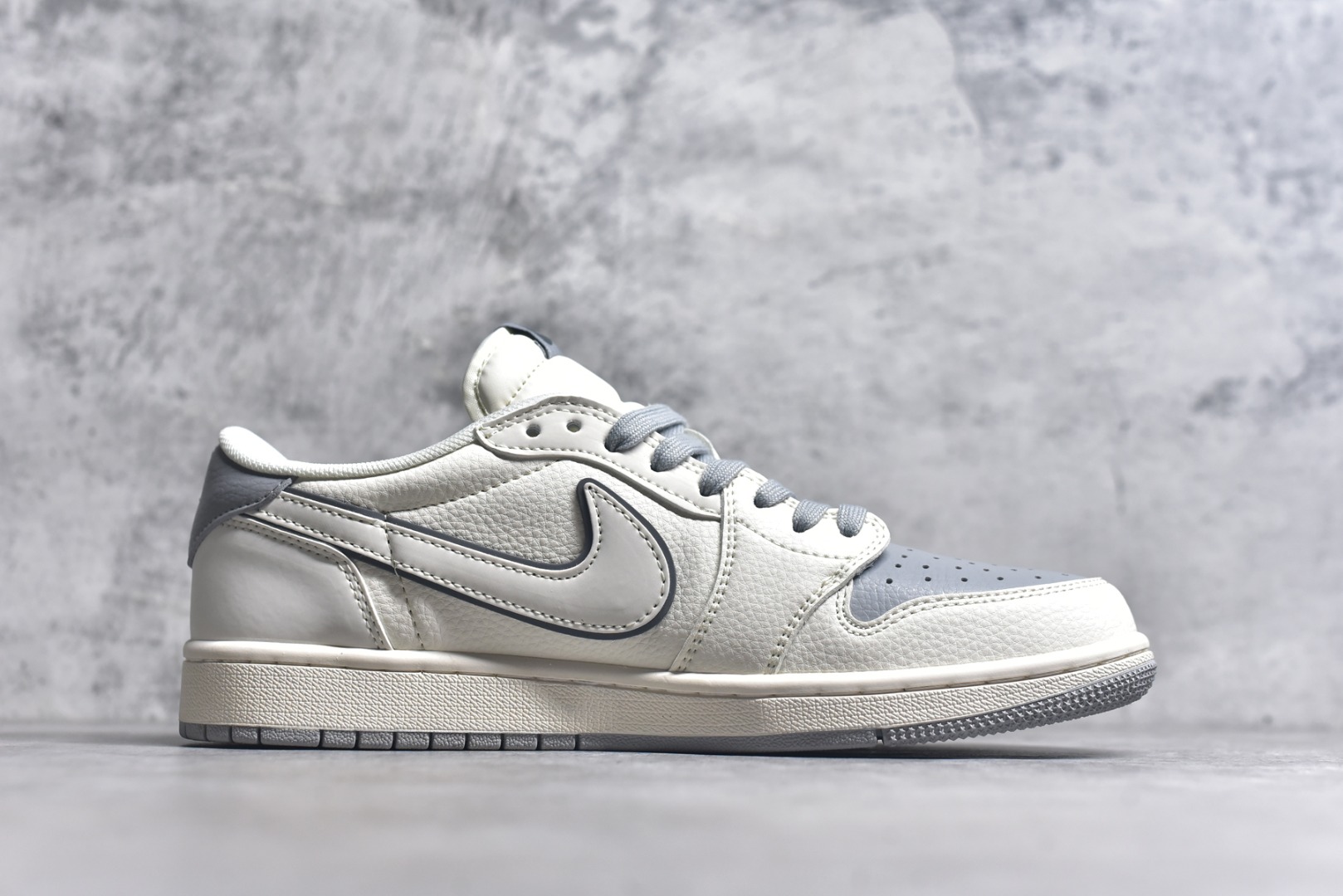 图片[3]-#Travis Scott x Fragment Design x Air Jordan 1 Low OG SP AJ1 乔1 多重灰勾 低帮文化休闲板鞋 XS7089-598 #多方联名合作融合了Travis Scott 独特的音乐风格，藤原浩个性的设计风格以及Jordan品牌的经典元素 使其成为一双具有独特身份和价值的鞋子 清新而立体的外观加上联名标识更突出了其独特身份 这种配色方案显示出活力和时尚感 在视觉上引人注目 鞋身的质感和细腻的细节处理使其显得高端而格调十足 这款“倒钩”联名是设计与创意完美结合 融合多方的个性风格是一款备受瞩目的潮流鞋款 尺码：36 36.5 37.5 38 38.5 39 40 40.5 41 42 42.5 43 44 44.5 45 9.E5-选品中心