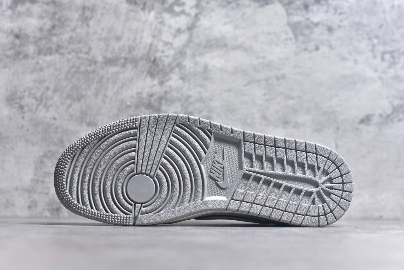 图片[6]-#Travis Scott x Fragment Design x Air Jordan 1 Low OG SP AJ1 乔1 多重灰勾 低帮文化休闲板鞋 XS7089-598 #多方联名合作融合了Travis Scott 独特的音乐风格，藤原浩个性的设计风格以及Jordan品牌的经典元素 使其成为一双具有独特身份和价值的鞋子 清新而立体的外观加上联名标识更突出了其独特身份 这种配色方案显示出活力和时尚感 在视觉上引人注目 鞋身的质感和细腻的细节处理使其显得高端而格调十足 这款“倒钩”联名是设计与创意完美结合 融合多方的个性风格是一款备受瞩目的潮流鞋款 尺码：36 36.5 37.5 38 38.5 39 40 40.5 41 42 42.5 43 44 44.5 45 9.E5-选品中心