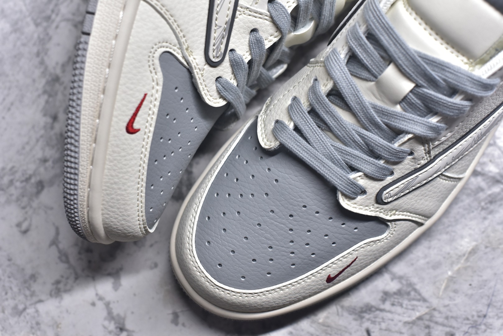 图片[8]-#Travis Scott x Fragment Design x Air Jordan 1 Low OG SP AJ1 乔1 多重灰勾 低帮文化休闲板鞋 XS7089-598 #多方联名合作融合了Travis Scott 独特的音乐风格，藤原浩个性的设计风格以及Jordan品牌的经典元素 使其成为一双具有独特身份和价值的鞋子 清新而立体的外观加上联名标识更突出了其独特身份 这种配色方案显示出活力和时尚感 在视觉上引人注目 鞋身的质感和细腻的细节处理使其显得高端而格调十足 这款“倒钩”联名是设计与创意完美结合 融合多方的个性风格是一款备受瞩目的潮流鞋款 尺码：36 36.5 37.5 38 38.5 39 40 40.5 41 42 42.5 43 44 44.5 45 9.E5-选品中心