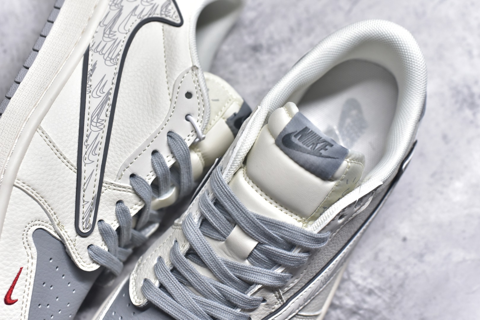 图片[9]-#Travis Scott x Fragment Design x Air Jordan 1 Low OG SP AJ1 乔1 多重灰勾 低帮文化休闲板鞋 XS7089-598 #多方联名合作融合了Travis Scott 独特的音乐风格，藤原浩个性的设计风格以及Jordan品牌的经典元素 使其成为一双具有独特身份和价值的鞋子 清新而立体的外观加上联名标识更突出了其独特身份 这种配色方案显示出活力和时尚感 在视觉上引人注目 鞋身的质感和细腻的细节处理使其显得高端而格调十足 这款“倒钩”联名是设计与创意完美结合 融合多方的个性风格是一款备受瞩目的潮流鞋款 尺码：36 36.5 37.5 38 38.5 39 40 40.5 41 42 42.5 43 44 44.5 45 9.E5-选品中心