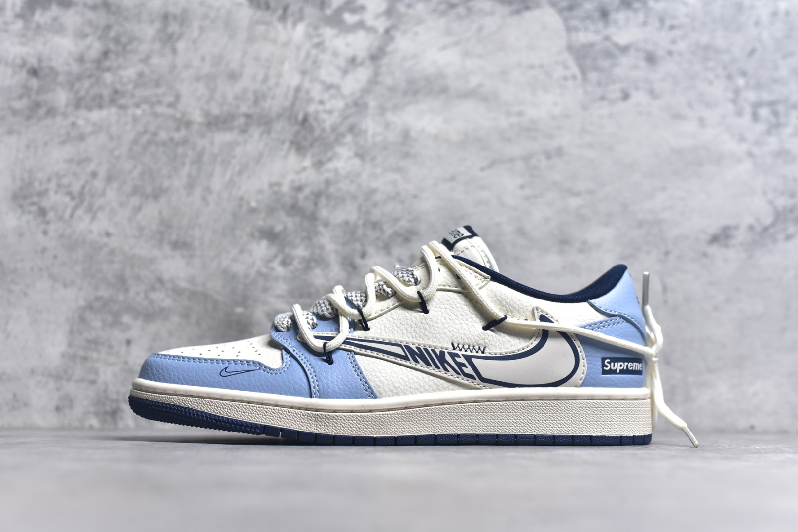 #Travis Scott x Fragment Design x Air Jordan 1 Low OG SP AJ1 乔1 Supreme联名 白蓝抽绳 低帮文化休闲板鞋 DM6868-106 #多方联名合作融合了Travis Scott 独特的音乐风格，藤原浩个性的设计风格以及Jordan品牌的经典元素 使其成为一双具有独特身份和价值的鞋子 清新而立体的外观加上联名标识更突出了其独特身份 这种配色方案显示出活力和时尚感 在视觉上引人注目 鞋身的质感和细腻的细节处理使其显得高端而格调十足 这款“倒钩”联名是设计与创意完美结合 融合多方的个性风格是一款备受瞩目的潮流鞋款 尺码：36 36.5 37.5 38 38.5 39 40 40.5 41 42 42.5 43 44 44.5 45 9.E5-选品中心