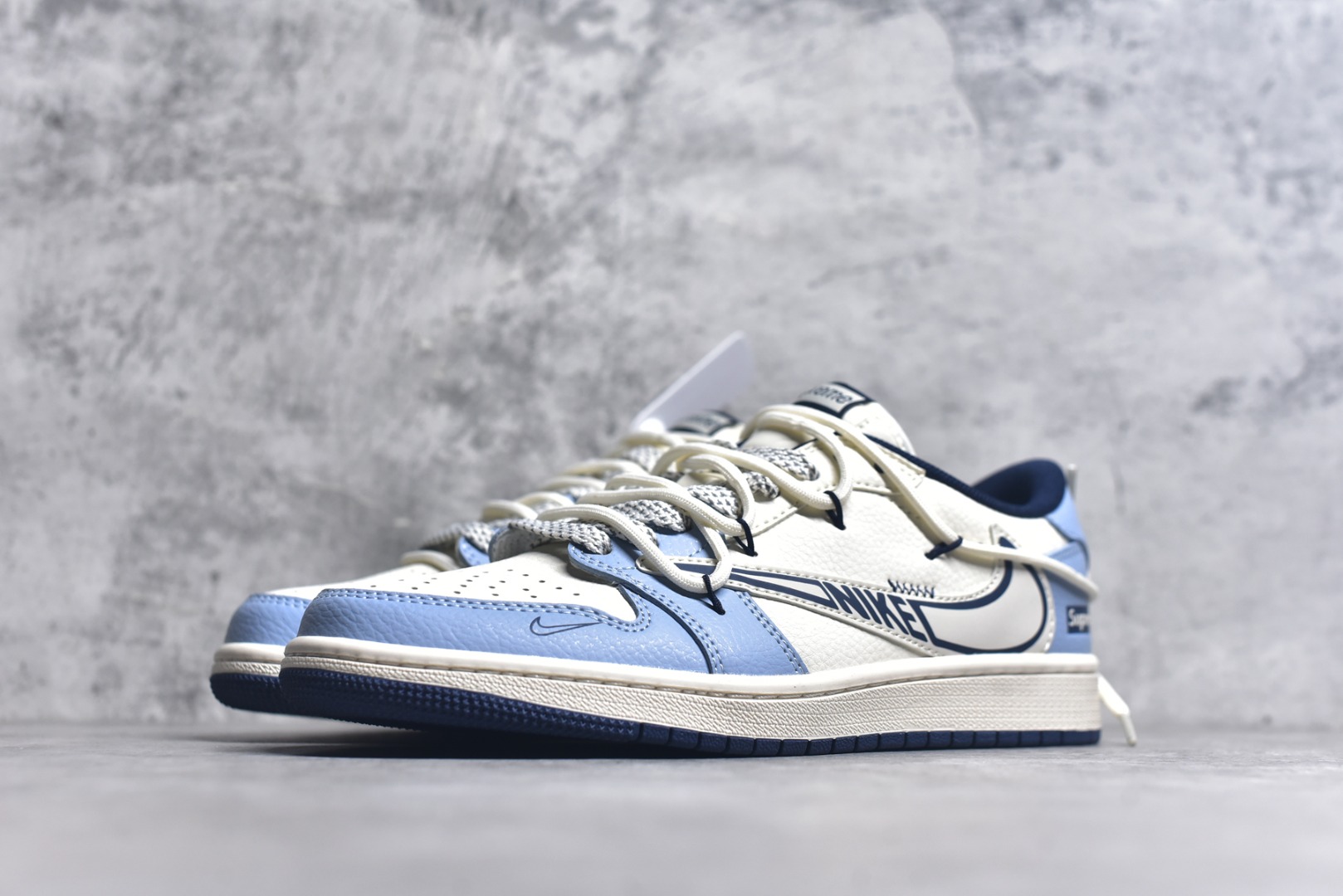 图片[2]-#Travis Scott x Fragment Design x Air Jordan 1 Low OG SP AJ1 乔1 Supreme联名 白蓝抽绳 低帮文化休闲板鞋 DM6868-106 #多方联名合作融合了Travis Scott 独特的音乐风格，藤原浩个性的设计风格以及Jordan品牌的经典元素 使其成为一双具有独特身份和价值的鞋子 清新而立体的外观加上联名标识更突出了其独特身份 这种配色方案显示出活力和时尚感 在视觉上引人注目 鞋身的质感和细腻的细节处理使其显得高端而格调十足 这款“倒钩”联名是设计与创意完美结合 融合多方的个性风格是一款备受瞩目的潮流鞋款 尺码：36 36.5 37.5 38 38.5 39 40 40.5 41 42 42.5 43 44 44.5 45 9.E5-选品中心
