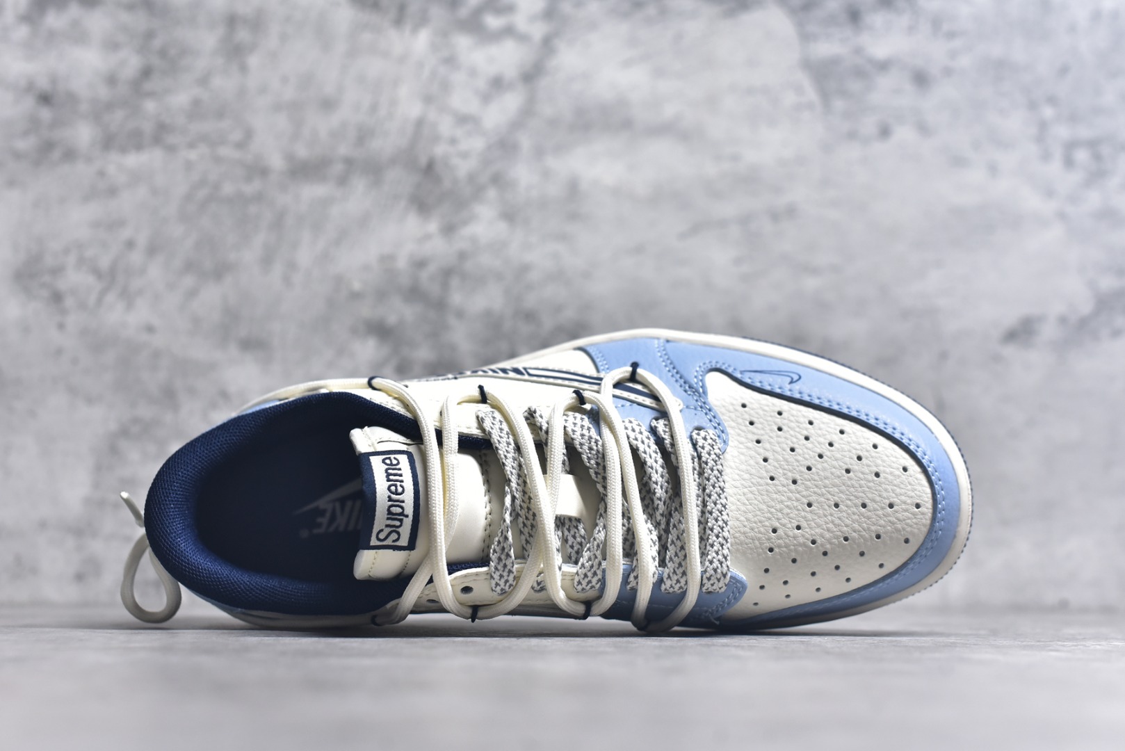 图片[4]-#Travis Scott x Fragment Design x Air Jordan 1 Low OG SP AJ1 乔1 Supreme联名 白蓝抽绳 低帮文化休闲板鞋 DM6868-106 #多方联名合作融合了Travis Scott 独特的音乐风格，藤原浩个性的设计风格以及Jordan品牌的经典元素 使其成为一双具有独特身份和价值的鞋子 清新而立体的外观加上联名标识更突出了其独特身份 这种配色方案显示出活力和时尚感 在视觉上引人注目 鞋身的质感和细腻的细节处理使其显得高端而格调十足 这款“倒钩”联名是设计与创意完美结合 融合多方的个性风格是一款备受瞩目的潮流鞋款 尺码：36 36.5 37.5 38 38.5 39 40 40.5 41 42 42.5 43 44 44.5 45 9.E5-选品中心
