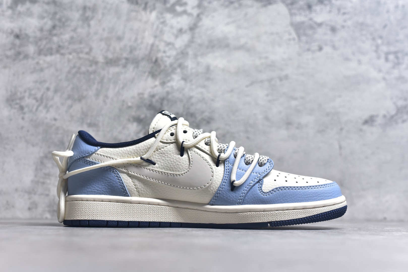 图片[3]-#Travis Scott x Fragment Design x Air Jordan 1 Low OG SP AJ1 乔1 Supreme联名 白蓝抽绳 低帮文化休闲板鞋 DM6868-106 #多方联名合作融合了Travis Scott 独特的音乐风格，藤原浩个性的设计风格以及Jordan品牌的经典元素 使其成为一双具有独特身份和价值的鞋子 清新而立体的外观加上联名标识更突出了其独特身份 这种配色方案显示出活力和时尚感 在视觉上引人注目 鞋身的质感和细腻的细节处理使其显得高端而格调十足 这款“倒钩”联名是设计与创意完美结合 融合多方的个性风格是一款备受瞩目的潮流鞋款 尺码：36 36.5 37.5 38 38.5 39 40 40.5 41 42 42.5 43 44 44.5 45 9.E5-选品中心