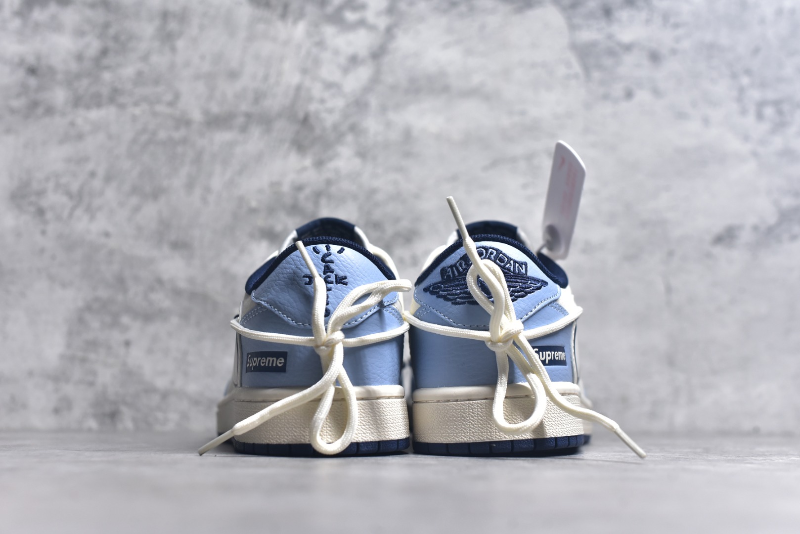 图片[5]-#Travis Scott x Fragment Design x Air Jordan 1 Low OG SP AJ1 乔1 Supreme联名 白蓝抽绳 低帮文化休闲板鞋 DM6868-106 #多方联名合作融合了Travis Scott 独特的音乐风格，藤原浩个性的设计风格以及Jordan品牌的经典元素 使其成为一双具有独特身份和价值的鞋子 清新而立体的外观加上联名标识更突出了其独特身份 这种配色方案显示出活力和时尚感 在视觉上引人注目 鞋身的质感和细腻的细节处理使其显得高端而格调十足 这款“倒钩”联名是设计与创意完美结合 融合多方的个性风格是一款备受瞩目的潮流鞋款 尺码：36 36.5 37.5 38 38.5 39 40 40.5 41 42 42.5 43 44 44.5 45 9.E5-选品中心