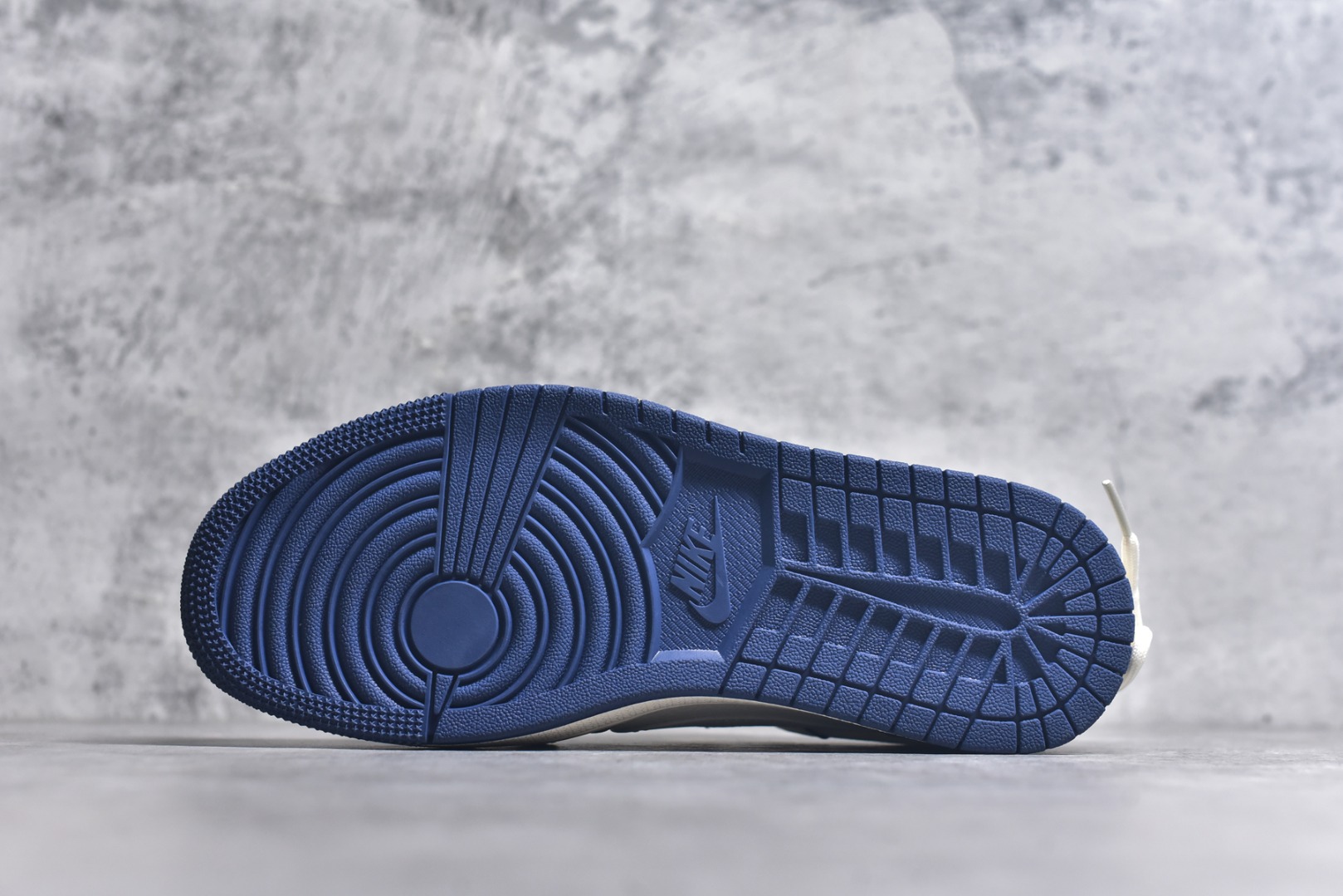 图片[6]-#Travis Scott x Fragment Design x Air Jordan 1 Low OG SP AJ1 乔1 Supreme联名 白蓝抽绳 低帮文化休闲板鞋 DM6868-106 #多方联名合作融合了Travis Scott 独特的音乐风格，藤原浩个性的设计风格以及Jordan品牌的经典元素 使其成为一双具有独特身份和价值的鞋子 清新而立体的外观加上联名标识更突出了其独特身份 这种配色方案显示出活力和时尚感 在视觉上引人注目 鞋身的质感和细腻的细节处理使其显得高端而格调十足 这款“倒钩”联名是设计与创意完美结合 融合多方的个性风格是一款备受瞩目的潮流鞋款 尺码：36 36.5 37.5 38 38.5 39 40 40.5 41 42 42.5 43 44 44.5 45 9.E5-选品中心