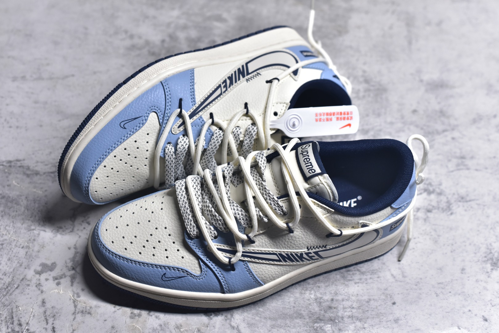 图片[7]-#Travis Scott x Fragment Design x Air Jordan 1 Low OG SP AJ1 乔1 Supreme联名 白蓝抽绳 低帮文化休闲板鞋 DM6868-106 #多方联名合作融合了Travis Scott 独特的音乐风格，藤原浩个性的设计风格以及Jordan品牌的经典元素 使其成为一双具有独特身份和价值的鞋子 清新而立体的外观加上联名标识更突出了其独特身份 这种配色方案显示出活力和时尚感 在视觉上引人注目 鞋身的质感和细腻的细节处理使其显得高端而格调十足 这款“倒钩”联名是设计与创意完美结合 融合多方的个性风格是一款备受瞩目的潮流鞋款 尺码：36 36.5 37.5 38 38.5 39 40 40.5 41 42 42.5 43 44 44.5 45 9.E5-选品中心