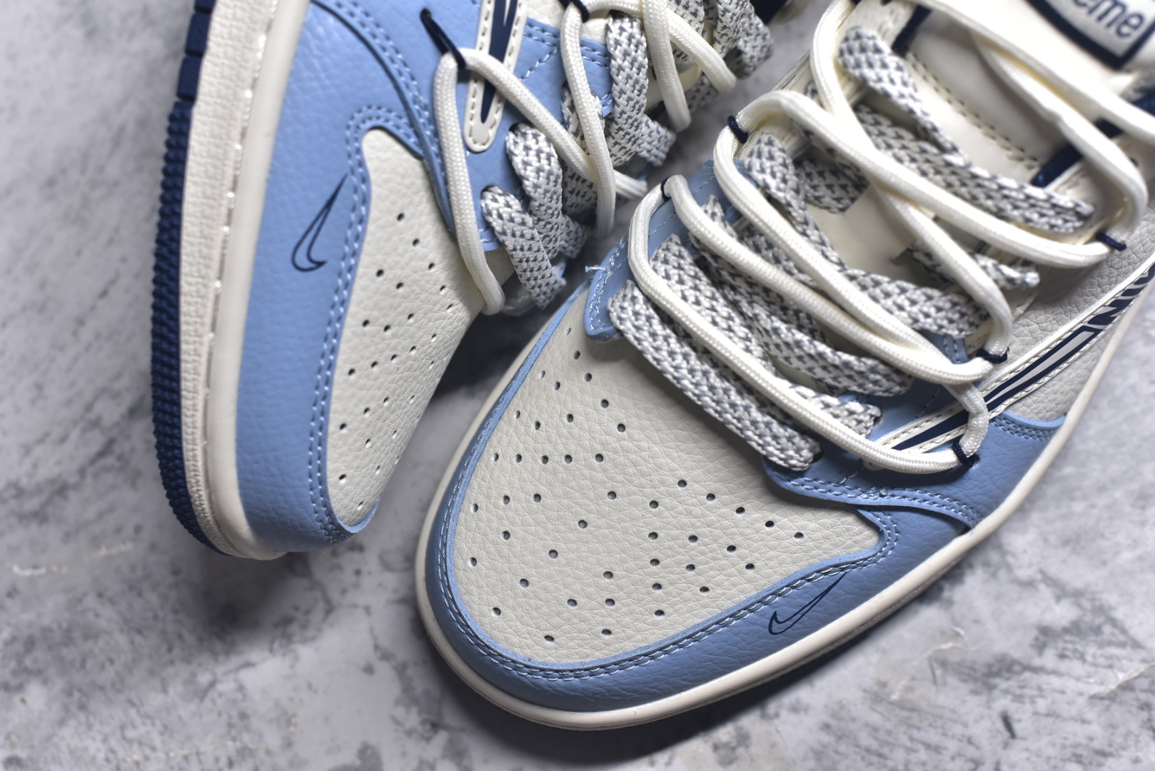 图片[8]-#Travis Scott x Fragment Design x Air Jordan 1 Low OG SP AJ1 乔1 Supreme联名 白蓝抽绳 低帮文化休闲板鞋 DM6868-106 #多方联名合作融合了Travis Scott 独特的音乐风格，藤原浩个性的设计风格以及Jordan品牌的经典元素 使其成为一双具有独特身份和价值的鞋子 清新而立体的外观加上联名标识更突出了其独特身份 这种配色方案显示出活力和时尚感 在视觉上引人注目 鞋身的质感和细腻的细节处理使其显得高端而格调十足 这款“倒钩”联名是设计与创意完美结合 融合多方的个性风格是一款备受瞩目的潮流鞋款 尺码：36 36.5 37.5 38 38.5 39 40 40.5 41 42 42.5 43 44 44.5 45 9.E5-选品中心