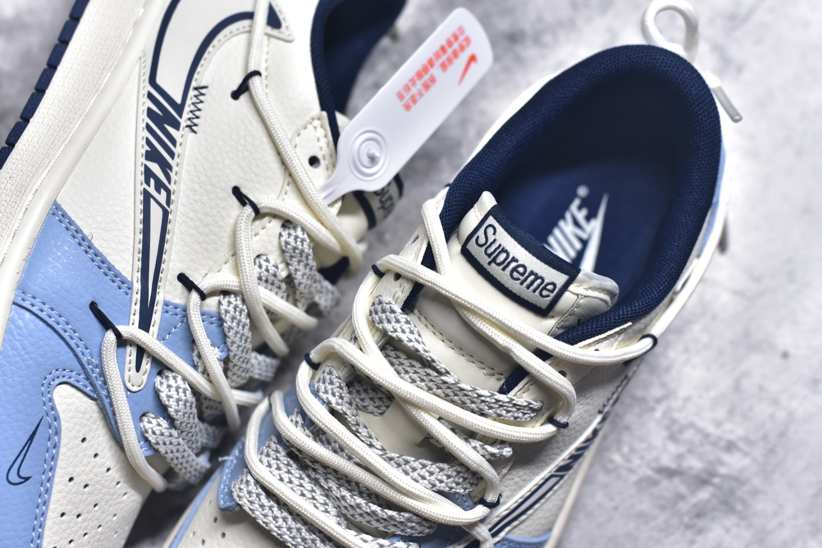 图片[9]-#Travis Scott x Fragment Design x Air Jordan 1 Low OG SP AJ1 乔1 Supreme联名 白蓝抽绳 低帮文化休闲板鞋 DM6868-106 #多方联名合作融合了Travis Scott 独特的音乐风格，藤原浩个性的设计风格以及Jordan品牌的经典元素 使其成为一双具有独特身份和价值的鞋子 清新而立体的外观加上联名标识更突出了其独特身份 这种配色方案显示出活力和时尚感 在视觉上引人注目 鞋身的质感和细腻的细节处理使其显得高端而格调十足 这款“倒钩”联名是设计与创意完美结合 融合多方的个性风格是一款备受瞩目的潮流鞋款 尺码：36 36.5 37.5 38 38.5 39 40 40.5 41 42 42.5 43 44 44.5 45 9.E5-选品中心