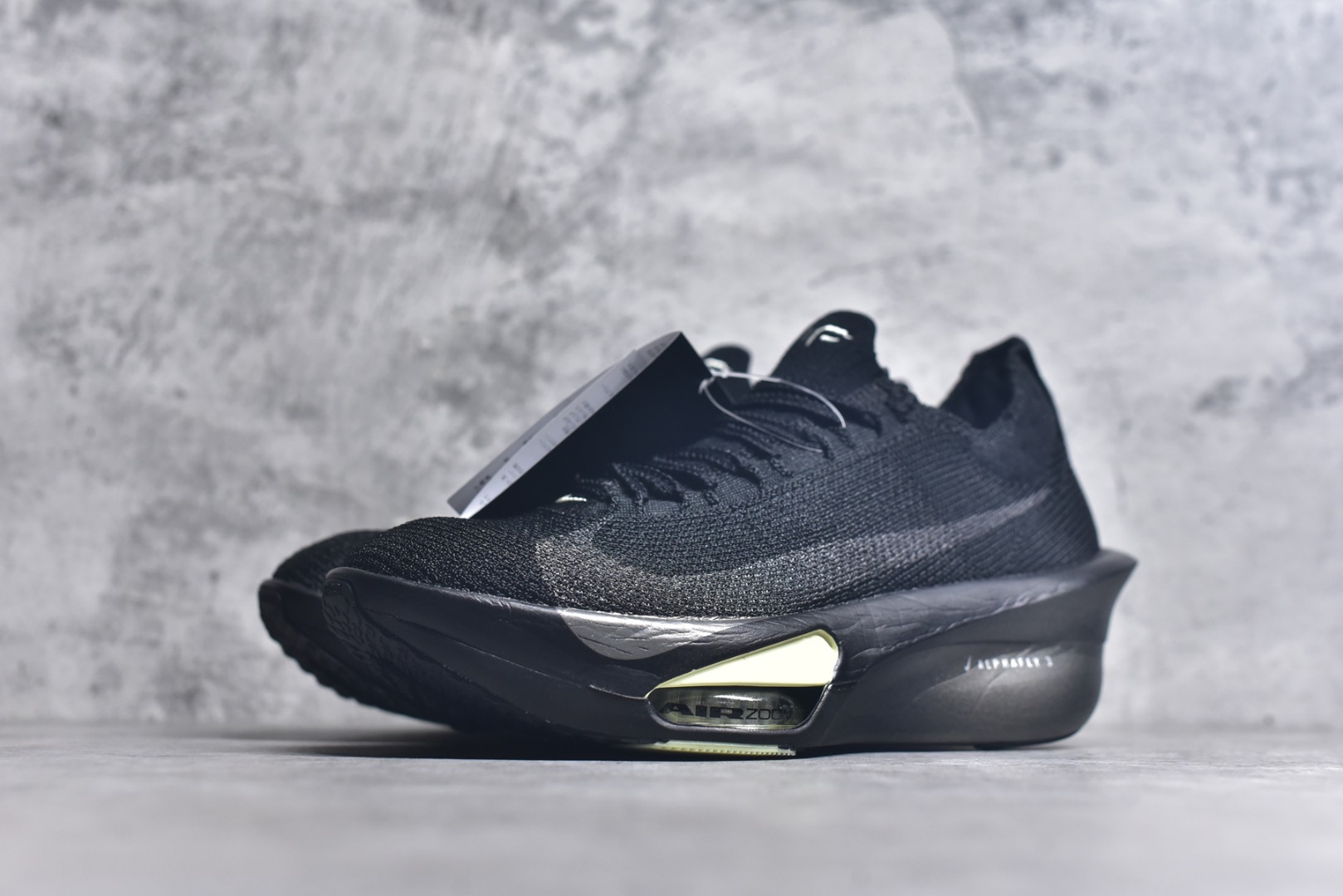 图片[2]-#Nike Air Zoom Alphafly NEXT% 3 阿尔法 马拉松 3.0 减震马拉松跑步鞋 首次通过一体式鞋底 替代了后跟和前足分离的设计 让双脚落地过渡更顺畅稳定 全掌 ZoomX泡绵拥有轻盈充沛的缓震弹性 确保在长距离奔跑中 充分发挥厚底跑鞋的回弹优势 鞋带边缘分布锯齿 不易松脱 更牢靠 且对鞋带孔进行了重新设计 减轻点位压迫 货号： HV6350 001 尺码： 36-46-选品中心