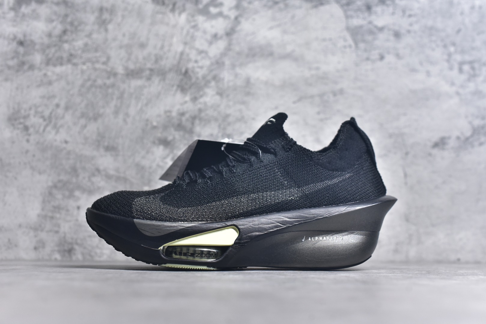 #Nike Air Zoom Alphafly NEXT% 3 阿尔法 马拉松 3.0 减震马拉松跑步鞋 首次通过一体式鞋底 替代了后跟和前足分离的设计 让双脚落地过渡更顺畅稳定 全掌 ZoomX泡绵拥有轻盈充沛的缓震弹性 确保在长距离奔跑中 充分发挥厚底跑鞋的回弹优势 鞋带边缘分布锯齿 不易松脱 更牢靠 且对鞋带孔进行了重新设计 减轻点位压迫 货号： HV6350 001 尺码： 36-46-选品中心