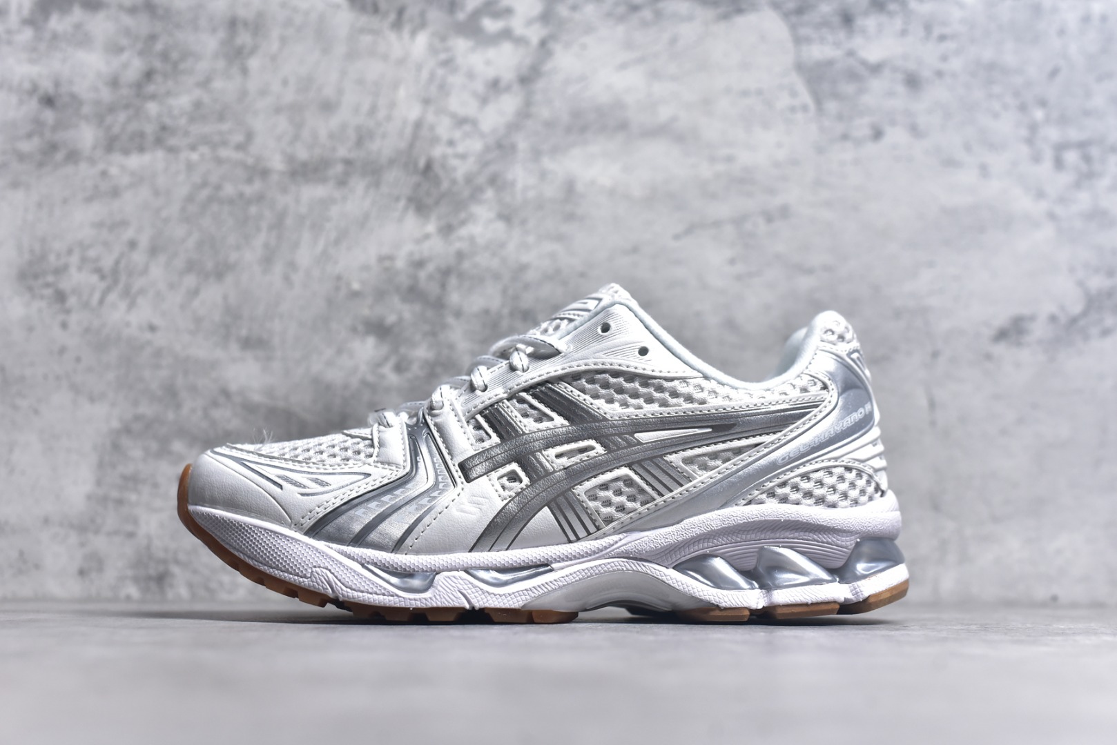 #ASICS GEL-KAYANO 14 复古单品 亚瑟士系列轻量缓震休闲运动跑步鞋 设计师 Hidenori Yamashita 以「Flash」一词为灵感，创造出未来感金属色鞋面，改造升级内在性能，由内而外全面革新，为 GEL-KAYANO 家族传承及经典跑鞋文化的延续，创下里程碑式作品。ASICS GEL - KAYANO 14 跑鞋重新诠释了复古的跑步形状，并以其 2000 年代后期的美学理念重新铺装，银色与蓝色的鞋面极为高档.网面铺陈与鞋面、鞋头多处细节位增添了透气性。ASICS GEL - KAYANO 14的鞋后跟部中底上以及多密度耐磨鞋底增加了 GEL 缓震胶，提供高抗冲击性、缓冲性、可保护脚部免受地面冲击的影响，穿着舒适性十足「入手同款」 货号：1203A727-100 尺码：36 37 37.5 38 39 39.5 40.5 41.5 42 42.5 43.5 44 45-选品中心