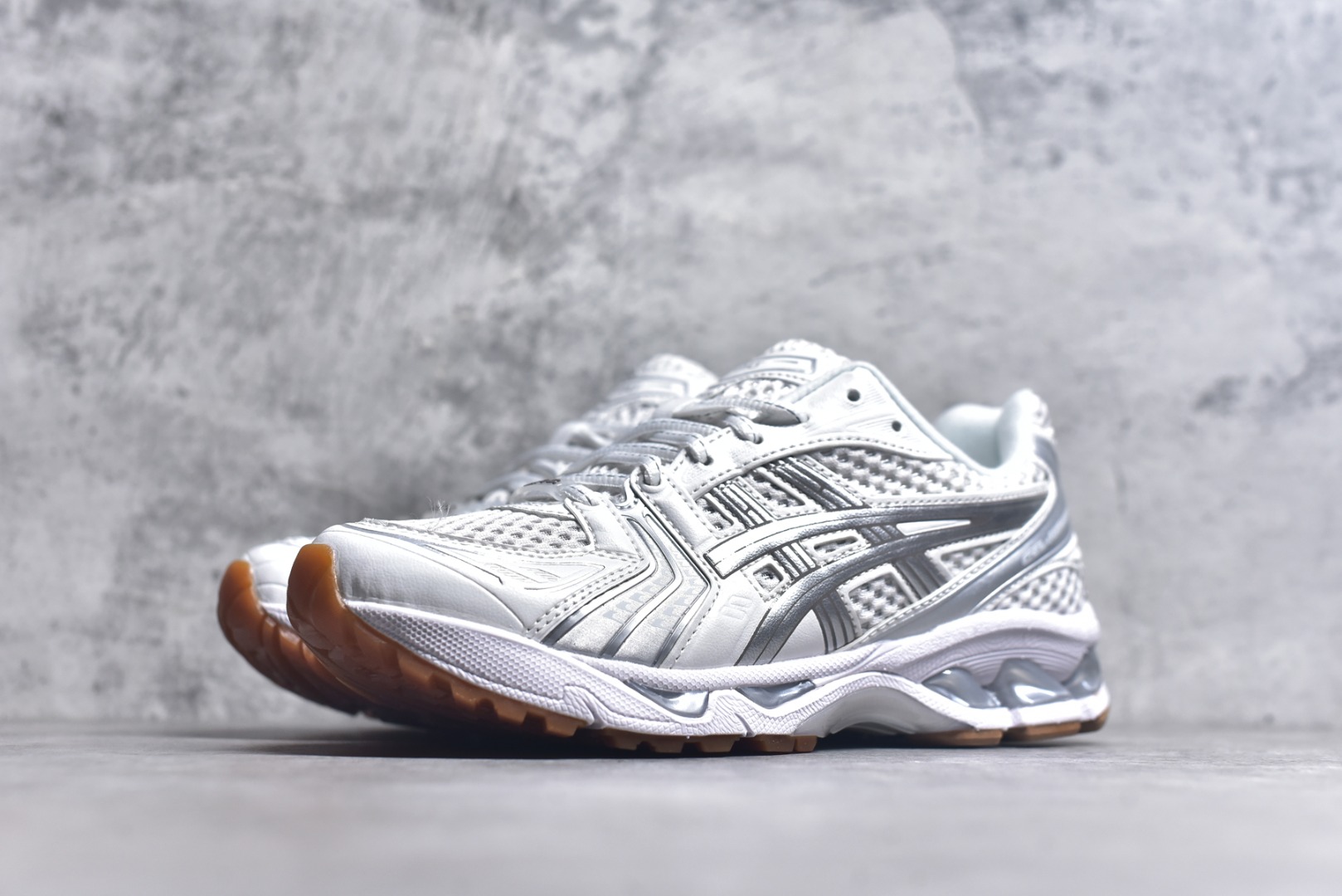 图片[2]-#ASICS GEL-KAYANO 14 复古单品 亚瑟士系列轻量缓震休闲运动跑步鞋 设计师 Hidenori Yamashita 以「Flash」一词为灵感，创造出未来感金属色鞋面，改造升级内在性能，由内而外全面革新，为 GEL-KAYANO 家族传承及经典跑鞋文化的延续，创下里程碑式作品。ASICS GEL – KAYANO 14 跑鞋重新诠释了复古的跑步形状，并以其 2000 年代后期的美学理念重新铺装，银色与蓝色的鞋面极为高档.网面铺陈与鞋面、鞋头多处细节位增添了透气性。ASICS GEL – KAYANO 14的鞋后跟部中底上以及多密度耐磨鞋底增加了 GEL 缓震胶，提供高抗冲击性、缓冲性、可保护脚部免受地面冲击的影响，穿着舒适性十足「入手同款」 货号：1203A727-100 尺码：36 37 37.5 38 39 39.5 40.5 41.5 42 42.5 43.5 44 45-选品中心