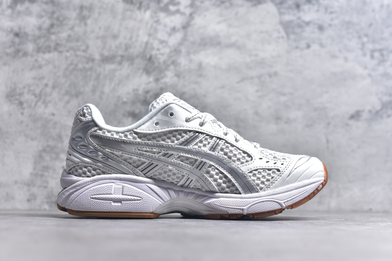 图片[3]-#ASICS GEL-KAYANO 14 复古单品 亚瑟士系列轻量缓震休闲运动跑步鞋 设计师 Hidenori Yamashita 以「Flash」一词为灵感，创造出未来感金属色鞋面，改造升级内在性能，由内而外全面革新，为 GEL-KAYANO 家族传承及经典跑鞋文化的延续，创下里程碑式作品。ASICS GEL – KAYANO 14 跑鞋重新诠释了复古的跑步形状，并以其 2000 年代后期的美学理念重新铺装，银色与蓝色的鞋面极为高档.网面铺陈与鞋面、鞋头多处细节位增添了透气性。ASICS GEL – KAYANO 14的鞋后跟部中底上以及多密度耐磨鞋底增加了 GEL 缓震胶，提供高抗冲击性、缓冲性、可保护脚部免受地面冲击的影响，穿着舒适性十足「入手同款」 货号：1203A727-100 尺码：36 37 37.5 38 39 39.5 40.5 41.5 42 42.5 43.5 44 45-选品中心