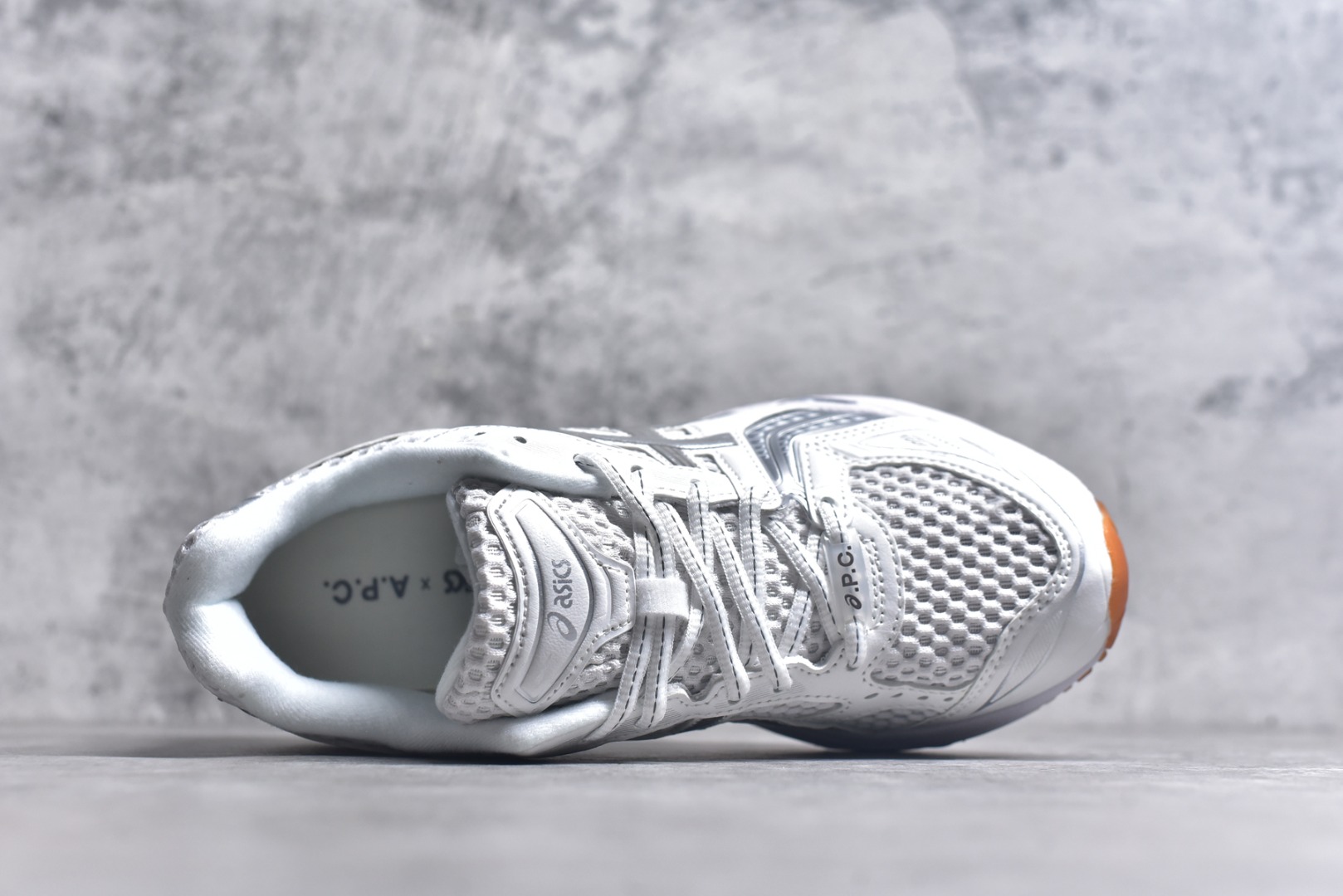 图片[4]-#ASICS GEL-KAYANO 14 复古单品 亚瑟士系列轻量缓震休闲运动跑步鞋 设计师 Hidenori Yamashita 以「Flash」一词为灵感，创造出未来感金属色鞋面，改造升级内在性能，由内而外全面革新，为 GEL-KAYANO 家族传承及经典跑鞋文化的延续，创下里程碑式作品。ASICS GEL – KAYANO 14 跑鞋重新诠释了复古的跑步形状，并以其 2000 年代后期的美学理念重新铺装，银色与蓝色的鞋面极为高档.网面铺陈与鞋面、鞋头多处细节位增添了透气性。ASICS GEL – KAYANO 14的鞋后跟部中底上以及多密度耐磨鞋底增加了 GEL 缓震胶，提供高抗冲击性、缓冲性、可保护脚部免受地面冲击的影响，穿着舒适性十足「入手同款」 货号：1203A727-100 尺码：36 37 37.5 38 39 39.5 40.5 41.5 42 42.5 43.5 44 45-选品中心