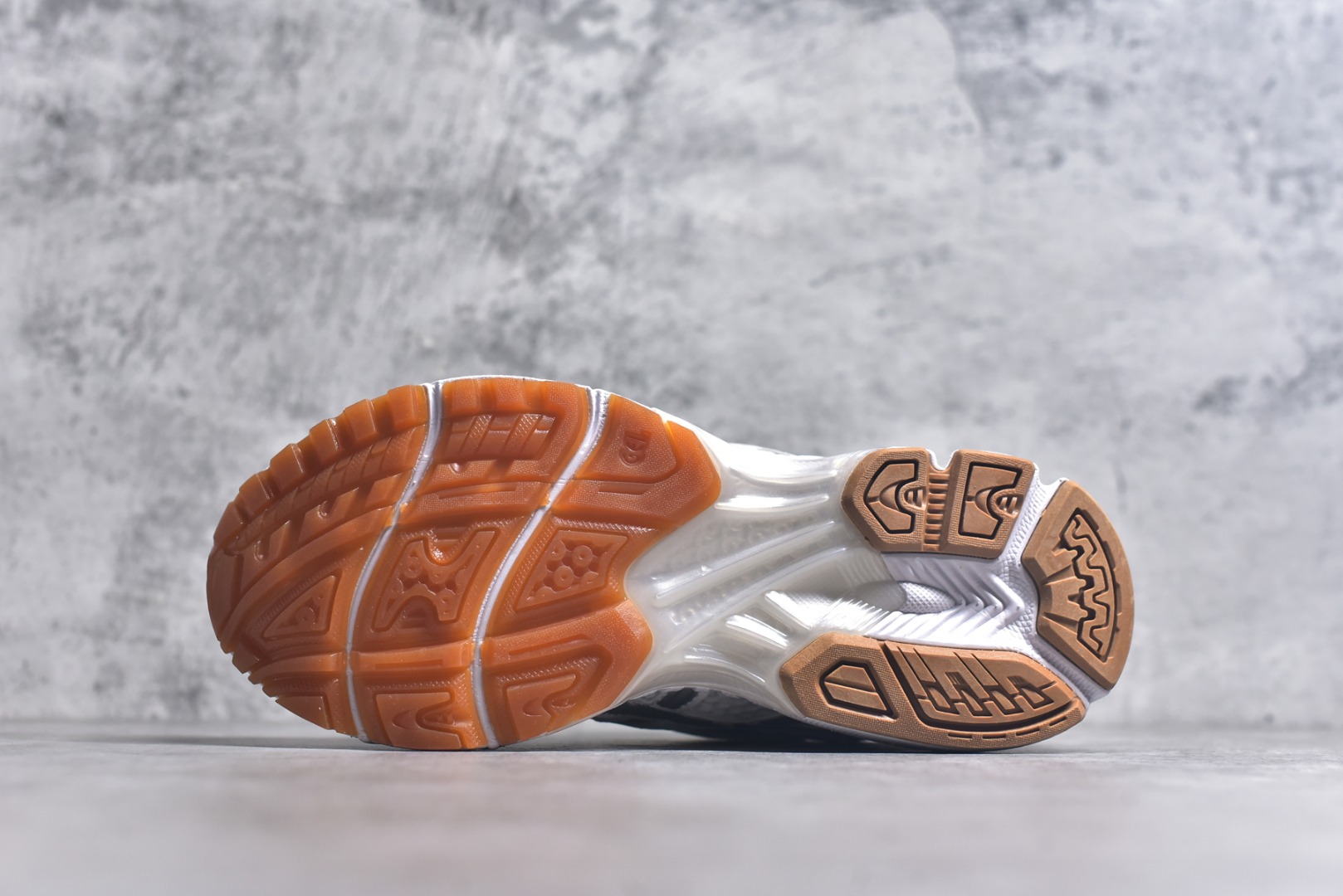 图片[6]-#ASICS GEL-KAYANO 14 复古单品 亚瑟士系列轻量缓震休闲运动跑步鞋 设计师 Hidenori Yamashita 以「Flash」一词为灵感，创造出未来感金属色鞋面，改造升级内在性能，由内而外全面革新，为 GEL-KAYANO 家族传承及经典跑鞋文化的延续，创下里程碑式作品。ASICS GEL – KAYANO 14 跑鞋重新诠释了复古的跑步形状，并以其 2000 年代后期的美学理念重新铺装，银色与蓝色的鞋面极为高档.网面铺陈与鞋面、鞋头多处细节位增添了透气性。ASICS GEL – KAYANO 14的鞋后跟部中底上以及多密度耐磨鞋底增加了 GEL 缓震胶，提供高抗冲击性、缓冲性、可保护脚部免受地面冲击的影响，穿着舒适性十足「入手同款」 货号：1203A727-100 尺码：36 37 37.5 38 39 39.5 40.5 41.5 42 42.5 43.5 44 45-选品中心