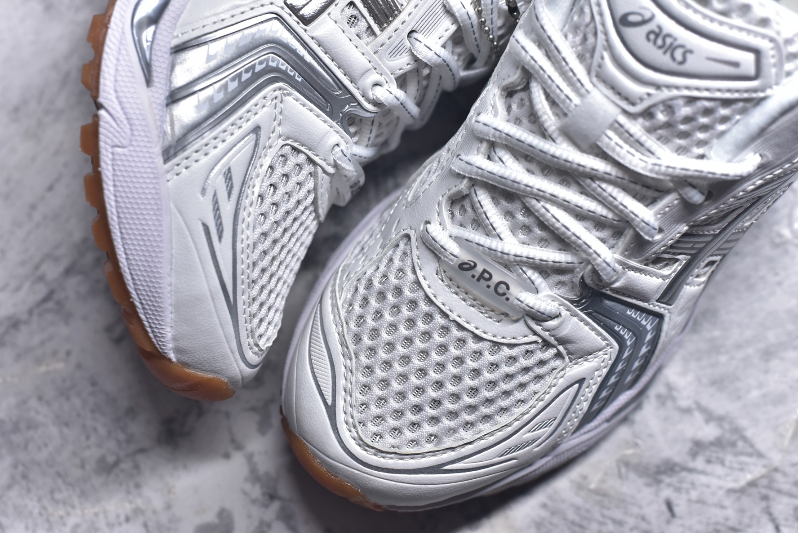 图片[8]-#ASICS GEL-KAYANO 14 复古单品 亚瑟士系列轻量缓震休闲运动跑步鞋 设计师 Hidenori Yamashita 以「Flash」一词为灵感，创造出未来感金属色鞋面，改造升级内在性能，由内而外全面革新，为 GEL-KAYANO 家族传承及经典跑鞋文化的延续，创下里程碑式作品。ASICS GEL – KAYANO 14 跑鞋重新诠释了复古的跑步形状，并以其 2000 年代后期的美学理念重新铺装，银色与蓝色的鞋面极为高档.网面铺陈与鞋面、鞋头多处细节位增添了透气性。ASICS GEL – KAYANO 14的鞋后跟部中底上以及多密度耐磨鞋底增加了 GEL 缓震胶，提供高抗冲击性、缓冲性、可保护脚部免受地面冲击的影响，穿着舒适性十足「入手同款」 货号：1203A727-100 尺码：36 37 37.5 38 39 39.5 40.5 41.5 42 42.5 43.5 44 45-选品中心