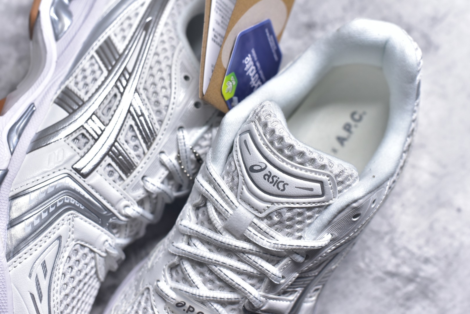 图片[9]-#ASICS GEL-KAYANO 14 复古单品 亚瑟士系列轻量缓震休闲运动跑步鞋 设计师 Hidenori Yamashita 以「Flash」一词为灵感，创造出未来感金属色鞋面，改造升级内在性能，由内而外全面革新，为 GEL-KAYANO 家族传承及经典跑鞋文化的延续，创下里程碑式作品。ASICS GEL – KAYANO 14 跑鞋重新诠释了复古的跑步形状，并以其 2000 年代后期的美学理念重新铺装，银色与蓝色的鞋面极为高档.网面铺陈与鞋面、鞋头多处细节位增添了透气性。ASICS GEL – KAYANO 14的鞋后跟部中底上以及多密度耐磨鞋底增加了 GEL 缓震胶，提供高抗冲击性、缓冲性、可保护脚部免受地面冲击的影响，穿着舒适性十足「入手同款」 货号：1203A727-100 尺码：36 37 37.5 38 39 39.5 40.5 41.5 42 42.5 43.5 44 45-选品中心