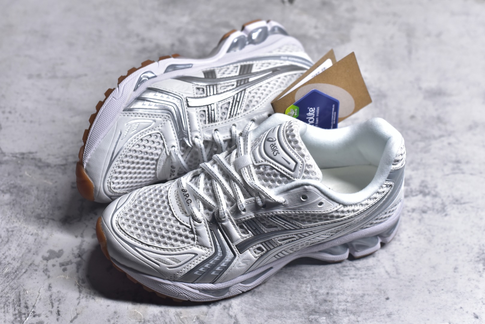 图片[7]-#ASICS GEL-KAYANO 14 复古单品 亚瑟士系列轻量缓震休闲运动跑步鞋 设计师 Hidenori Yamashita 以「Flash」一词为灵感，创造出未来感金属色鞋面，改造升级内在性能，由内而外全面革新，为 GEL-KAYANO 家族传承及经典跑鞋文化的延续，创下里程碑式作品。ASICS GEL – KAYANO 14 跑鞋重新诠释了复古的跑步形状，并以其 2000 年代后期的美学理念重新铺装，银色与蓝色的鞋面极为高档.网面铺陈与鞋面、鞋头多处细节位增添了透气性。ASICS GEL – KAYANO 14的鞋后跟部中底上以及多密度耐磨鞋底增加了 GEL 缓震胶，提供高抗冲击性、缓冲性、可保护脚部免受地面冲击的影响，穿着舒适性十足「入手同款」 货号：1203A727-100 尺码：36 37 37.5 38 39 39.5 40.5 41.5 42 42.5 43.5 44 45-选品中心