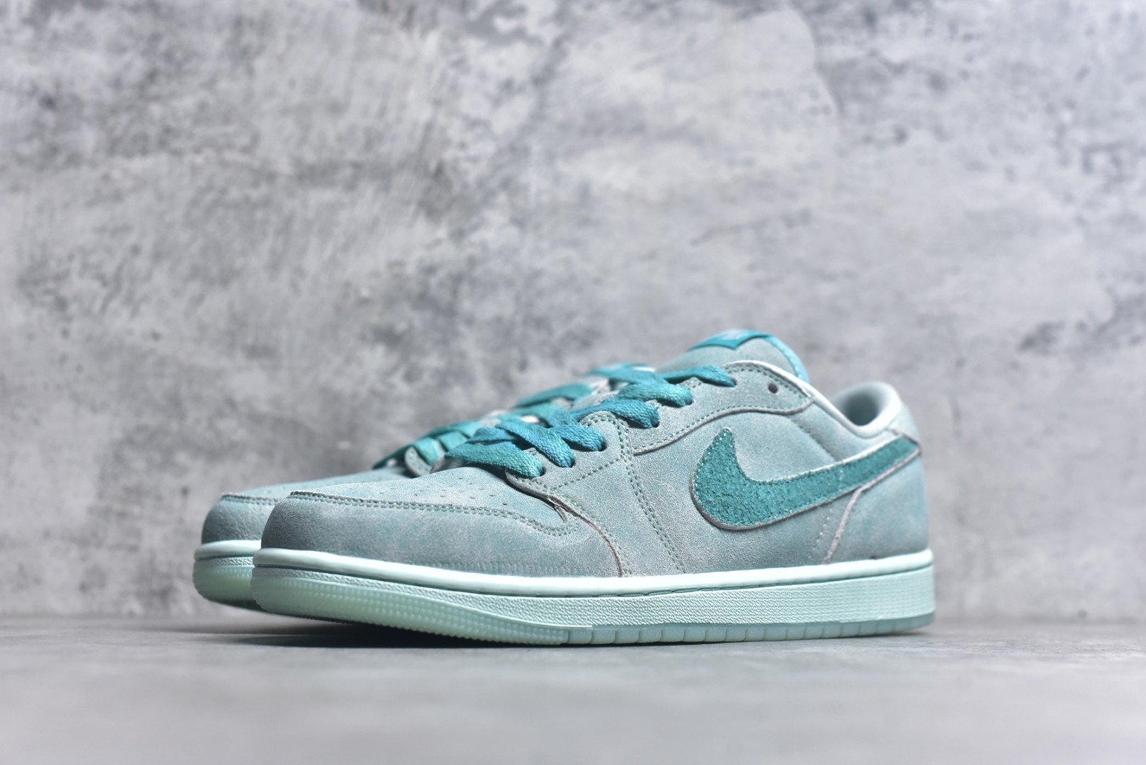 图片[2]-#Air Jordan 1 Low \”Washed Teal\” AJ1 乔1冰感薄荷 低帮文化休闲板鞋 HQ8111-300 #鞋款采用水洗青色色调搭配翻毛皮鞋面，为 1985 年经典元年版本注入冰感薄荷的新鲜气息。鞋舌处的 Nike Air 标志和后跟的 Wing 标志述彰显了该鞋款的历史渊源。透明鞋底为整体格调增添了清新的亮点。尺码：36 36.5 37.5 38 38.5 39 40 40.5 41 42 42.5 43 44 44.5 45 46-选品中心